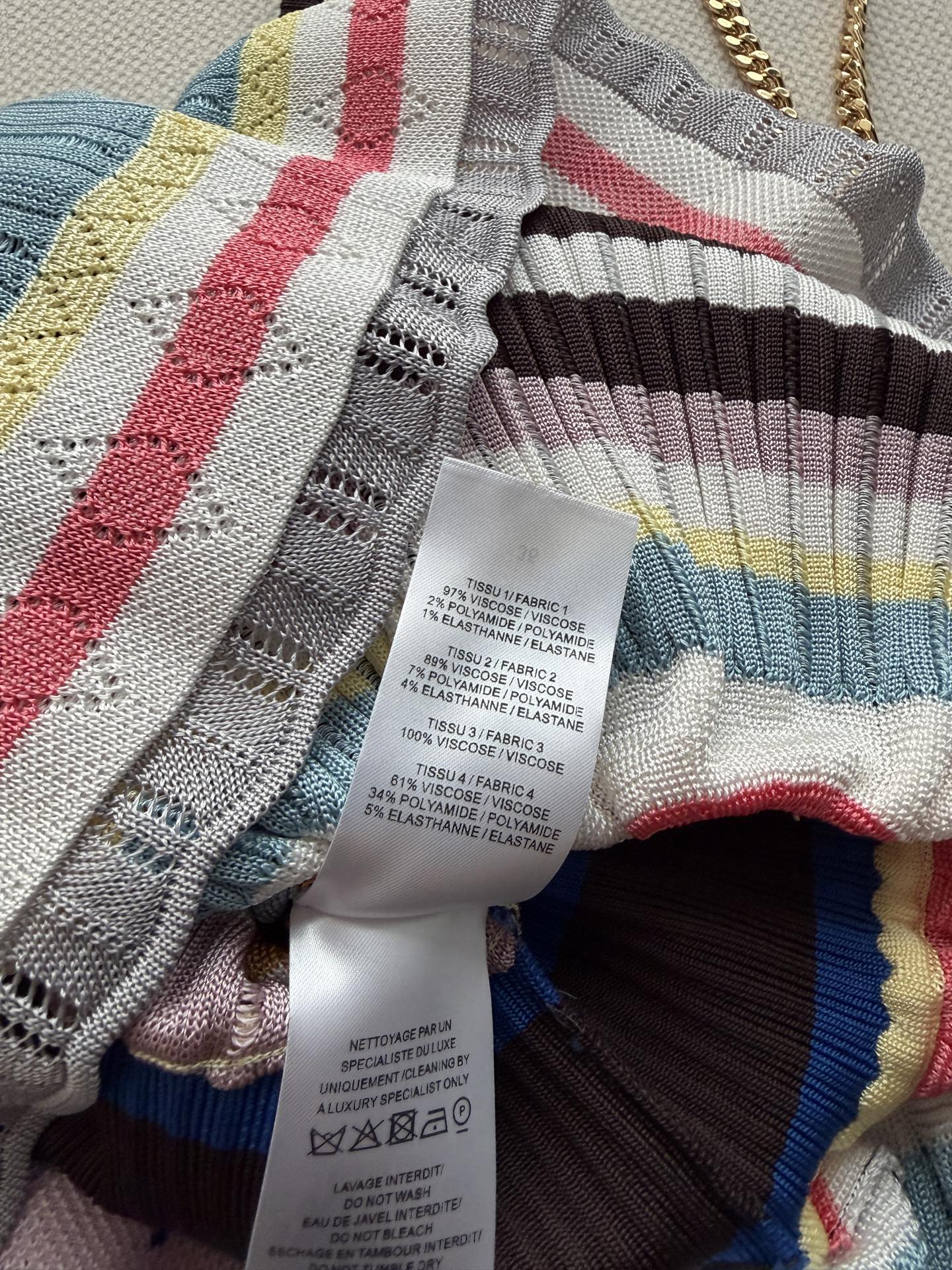 🌈Alaïa Crinoline系列连衣裙，标志性三维针织工艺，马卡龙色系条纹超吸睛！裙身低饱和撞色，黑