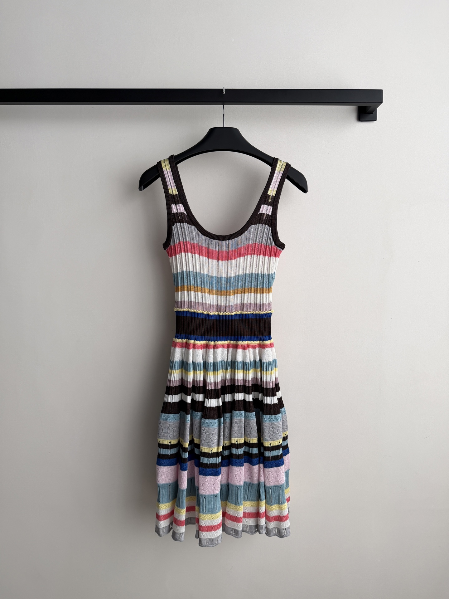 🌈Alaïa Crinoline系列连衣裙，标志性三维针织工艺，马卡龙色系条纹超吸睛！裙身低饱和撞色，黑