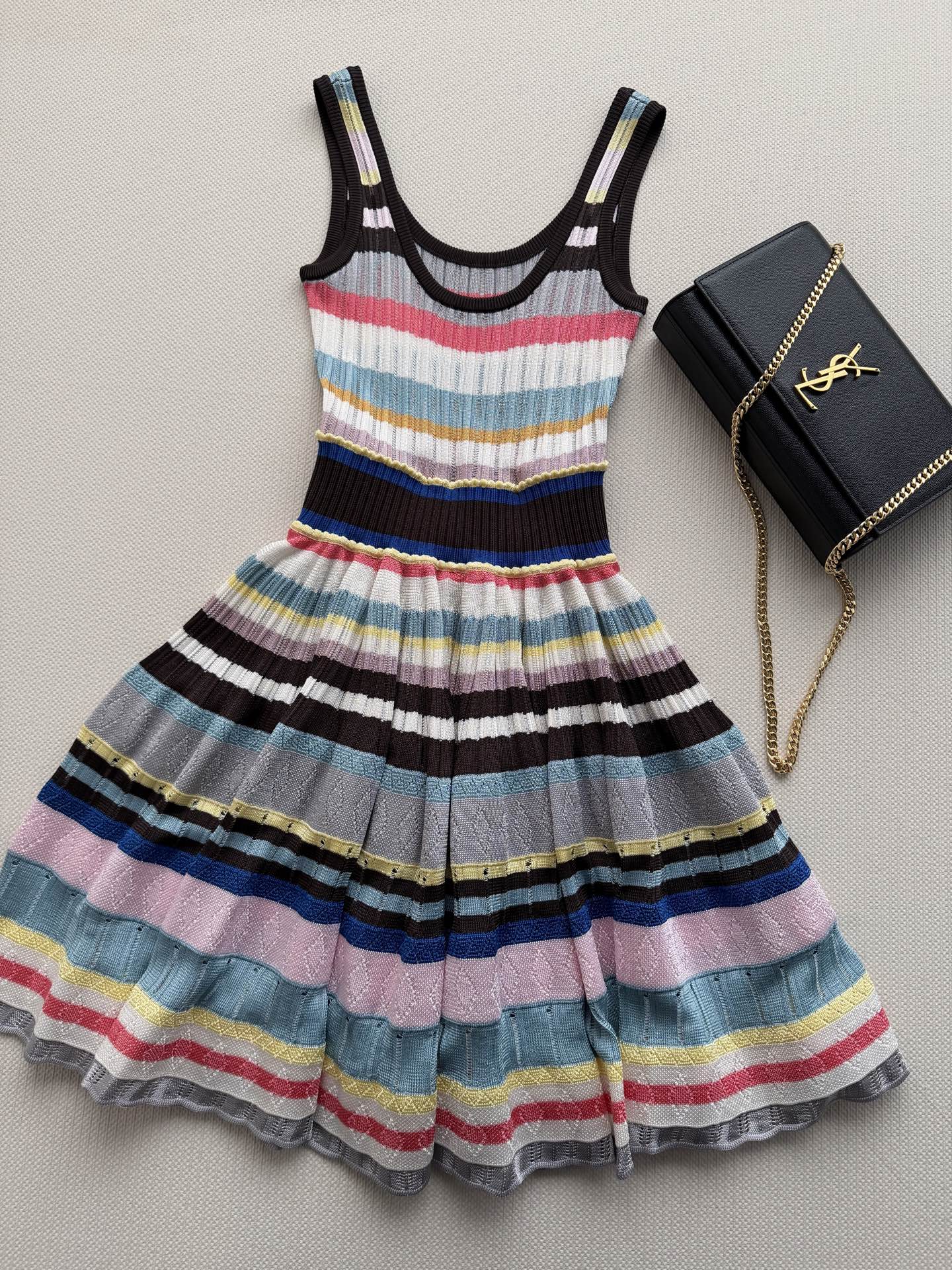 🌈Alaïa Crinoline系列连衣裙，标志性三维针织工艺，马卡龙色系条纹超吸睛！裙身低饱和撞色，黑