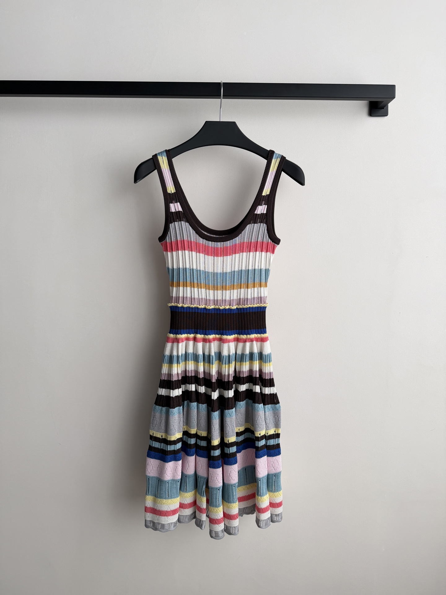 🌈Alaïa Crinoline系列连衣裙，标志性三维针织工艺，马卡龙色系条纹超吸睛！裙身低饱和撞色，黑