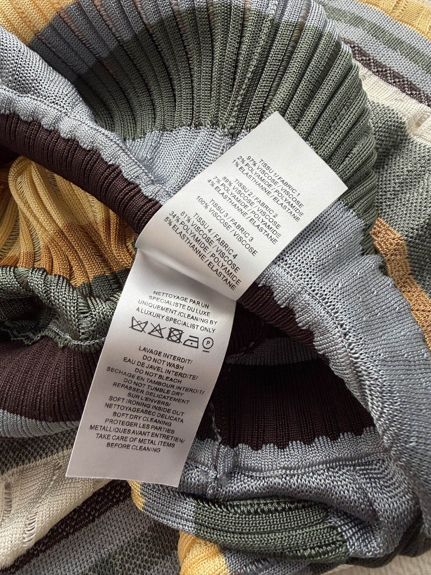 🌈Alaïa Crinoline系列连衣裙，标志性三维针织工艺，马卡龙色系条纹超吸睛！裙身低饱和撞色，条