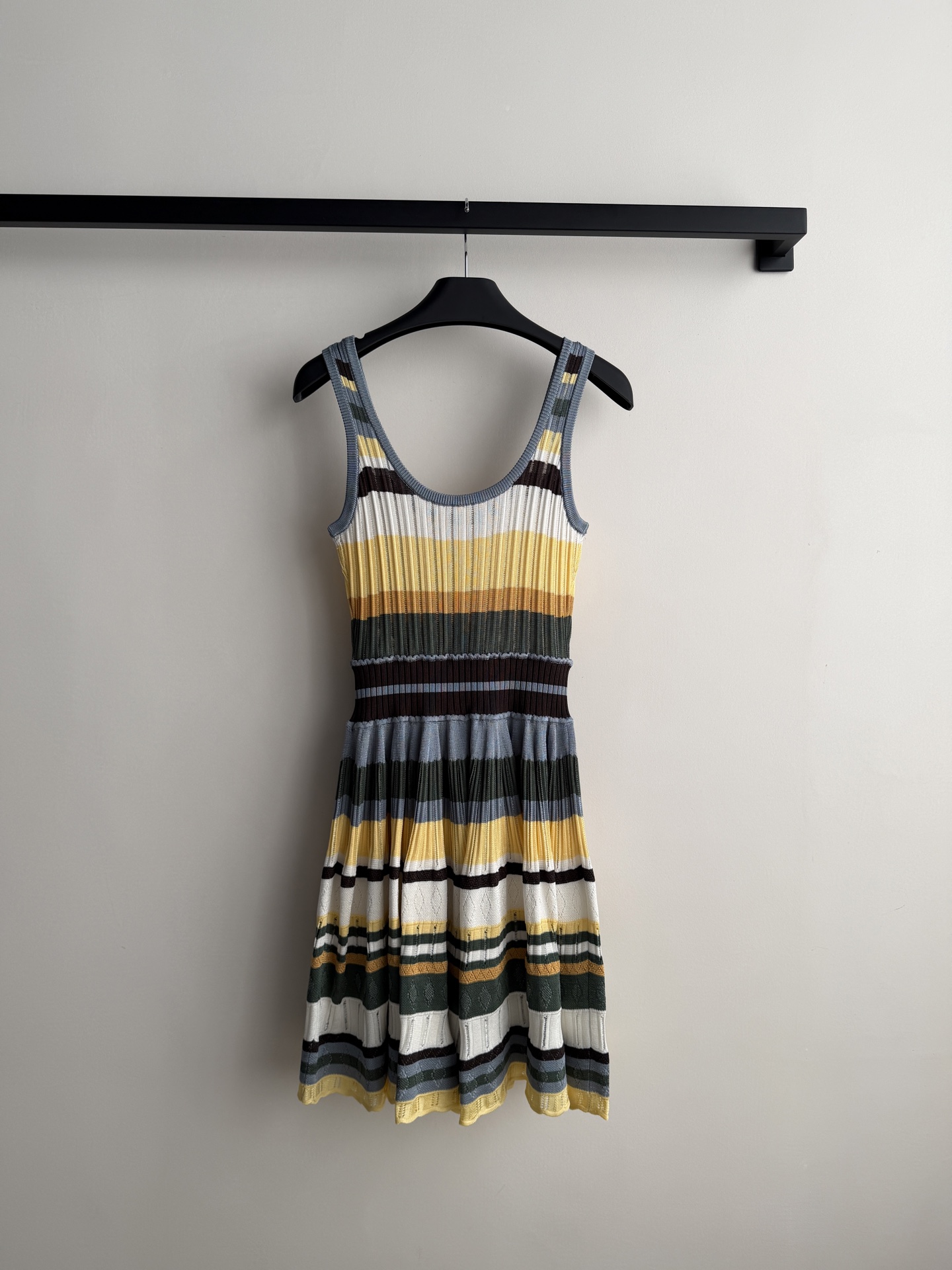 🌈Alaïa Crinoline系列连衣裙，标志性三维针织工艺，马卡龙色系条纹超吸睛！裙身低饱和撞色，条