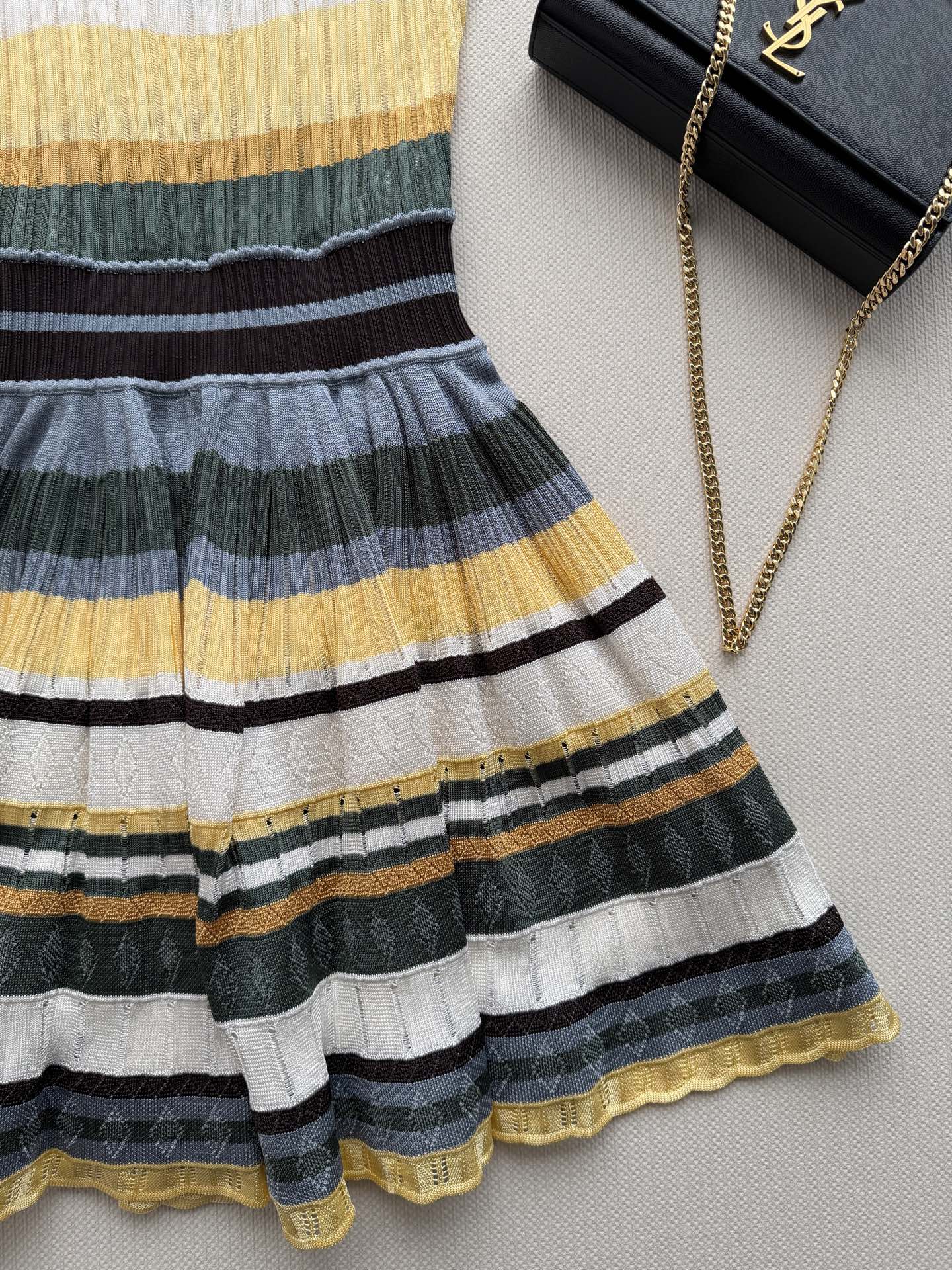 🌈Alaïa Crinoline系列连衣裙，标志性三维针织工艺，马卡龙色系条纹超吸睛！裙身低饱和撞色，条
