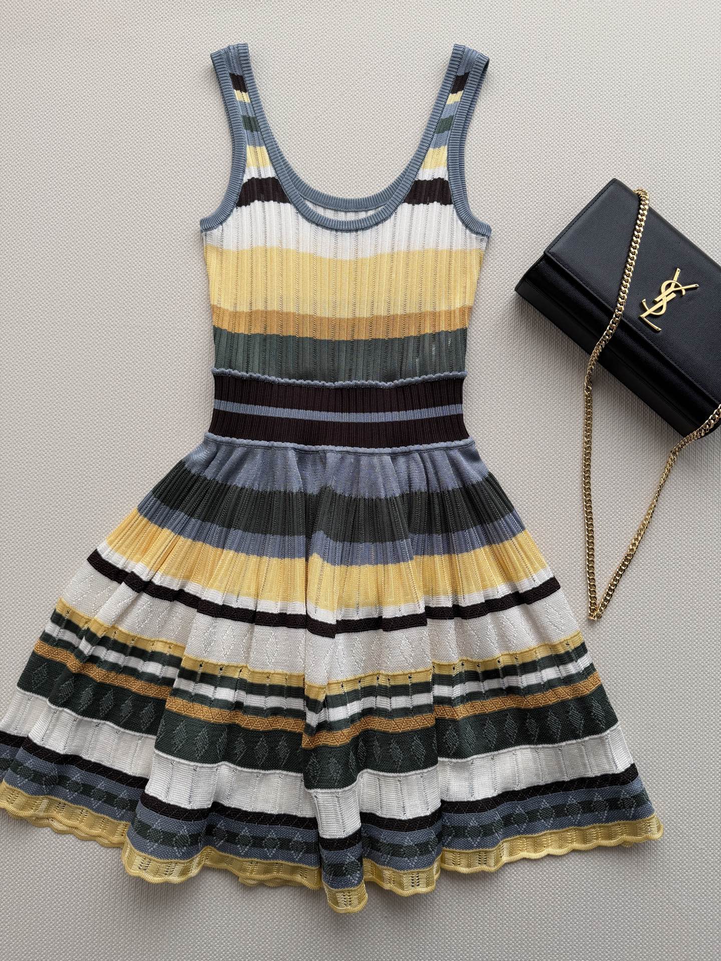 🌈Alaïa Crinoline系列连衣裙，标志性三维针织工艺，马卡龙色系条纹超吸睛！裙身低饱和撞色，条