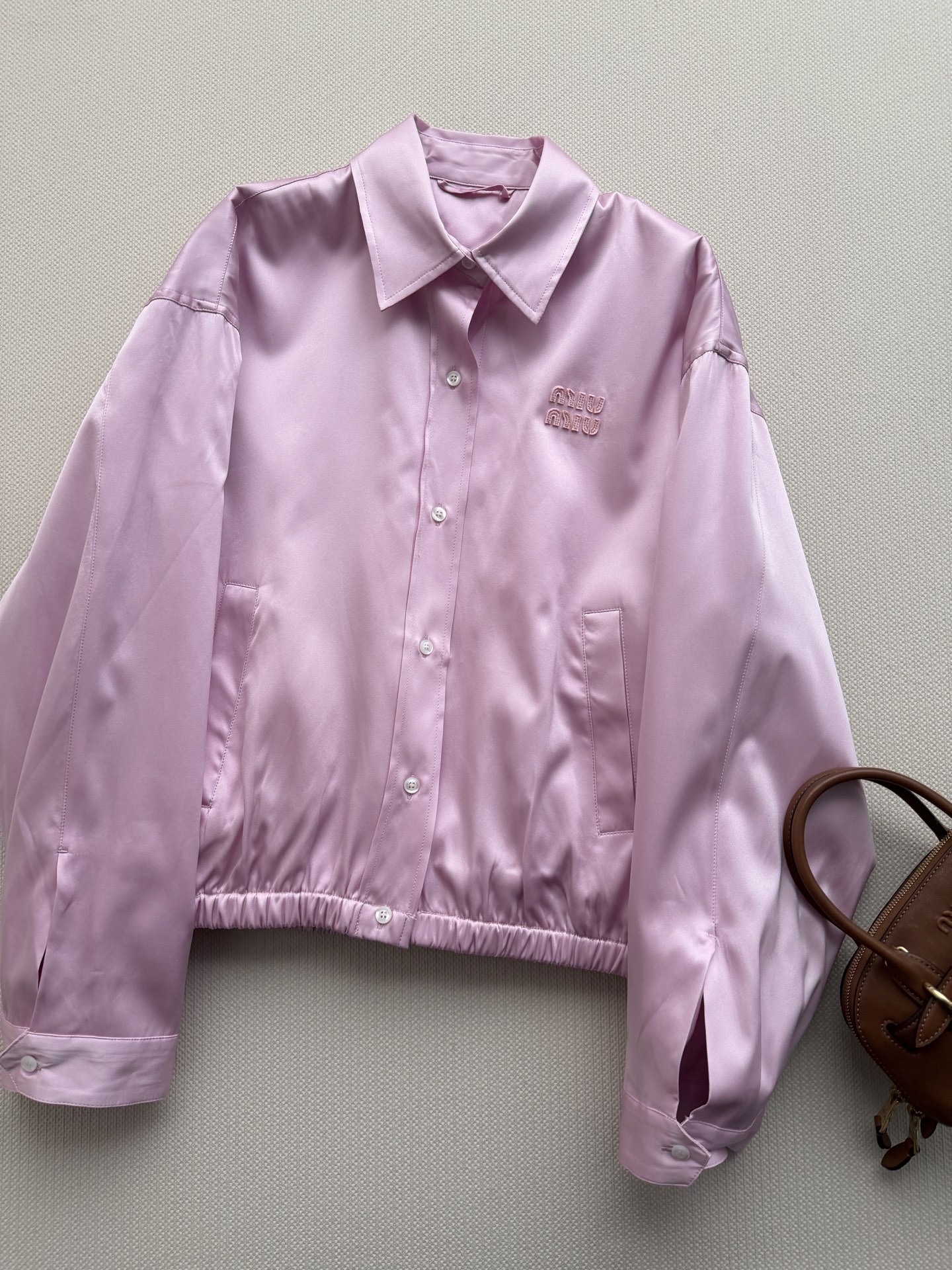 𝐌𝐢𝐮𝐌𝐢*26new🪄六月意大利新款惊喜释出！皮粉色夹克外套💗🩷🌸温柔甜美的浅粉色完美演绎浪漫意式风情