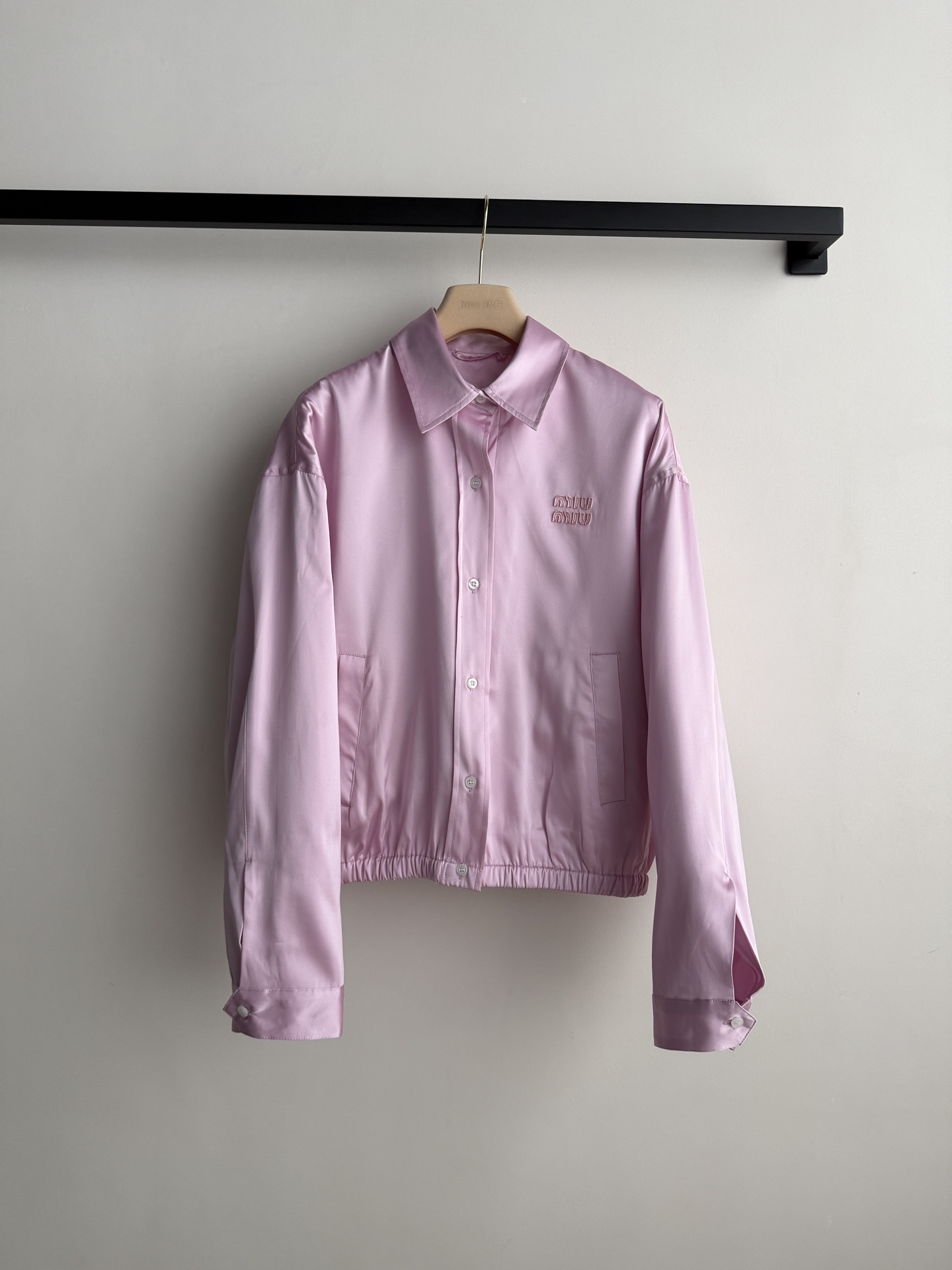𝐌𝐢𝐮𝐌𝐢*26new🪄六月意大利新款惊喜释出！皮粉色夹克外套💗🩷🌸温柔甜美的浅粉色完美演绎浪漫意式风情