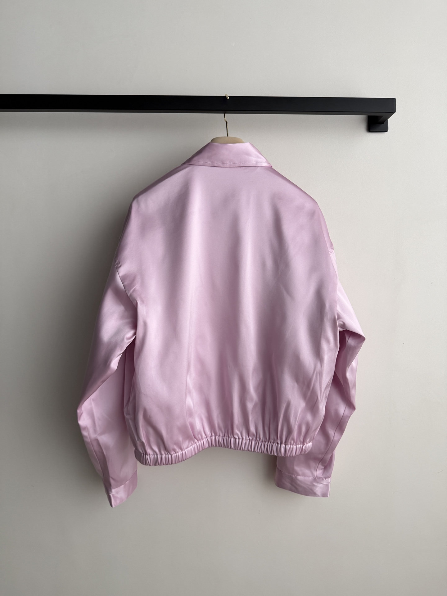 𝐌𝐢𝐮𝐌𝐢*26new🪄六月意大利新款惊喜释出！皮粉色夹克外套💗🩷🌸温柔甜美的浅粉色完美演绎浪漫意式风情