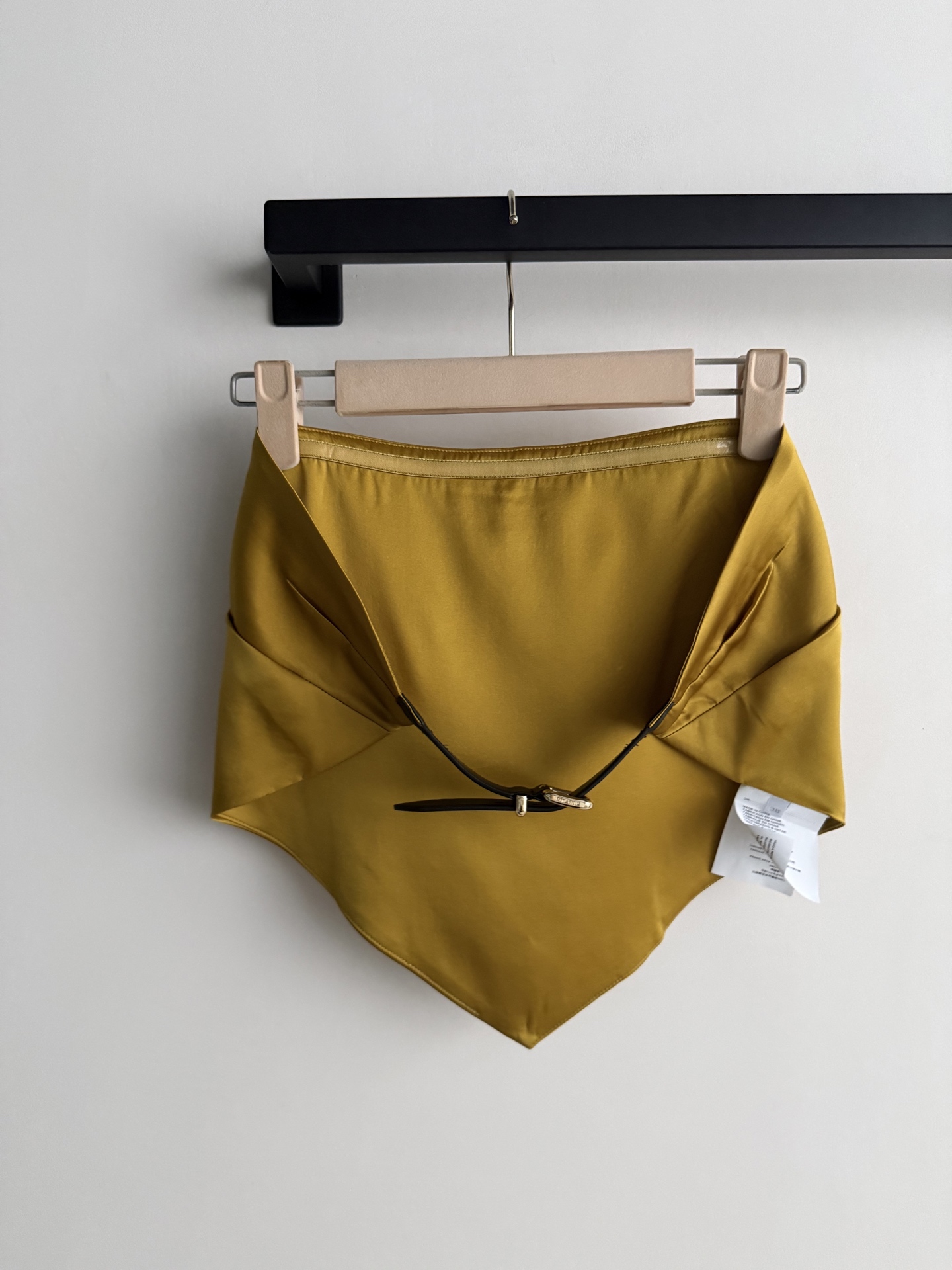 𝐌𝐢𝐮𝐌𝐢*🆕26new🪄姜黄色抹胸💛💛💛视觉上极具冲击力且超级显白。品牌标志性的少女美学，将经典的百褶元素与丝滑垂坠的
