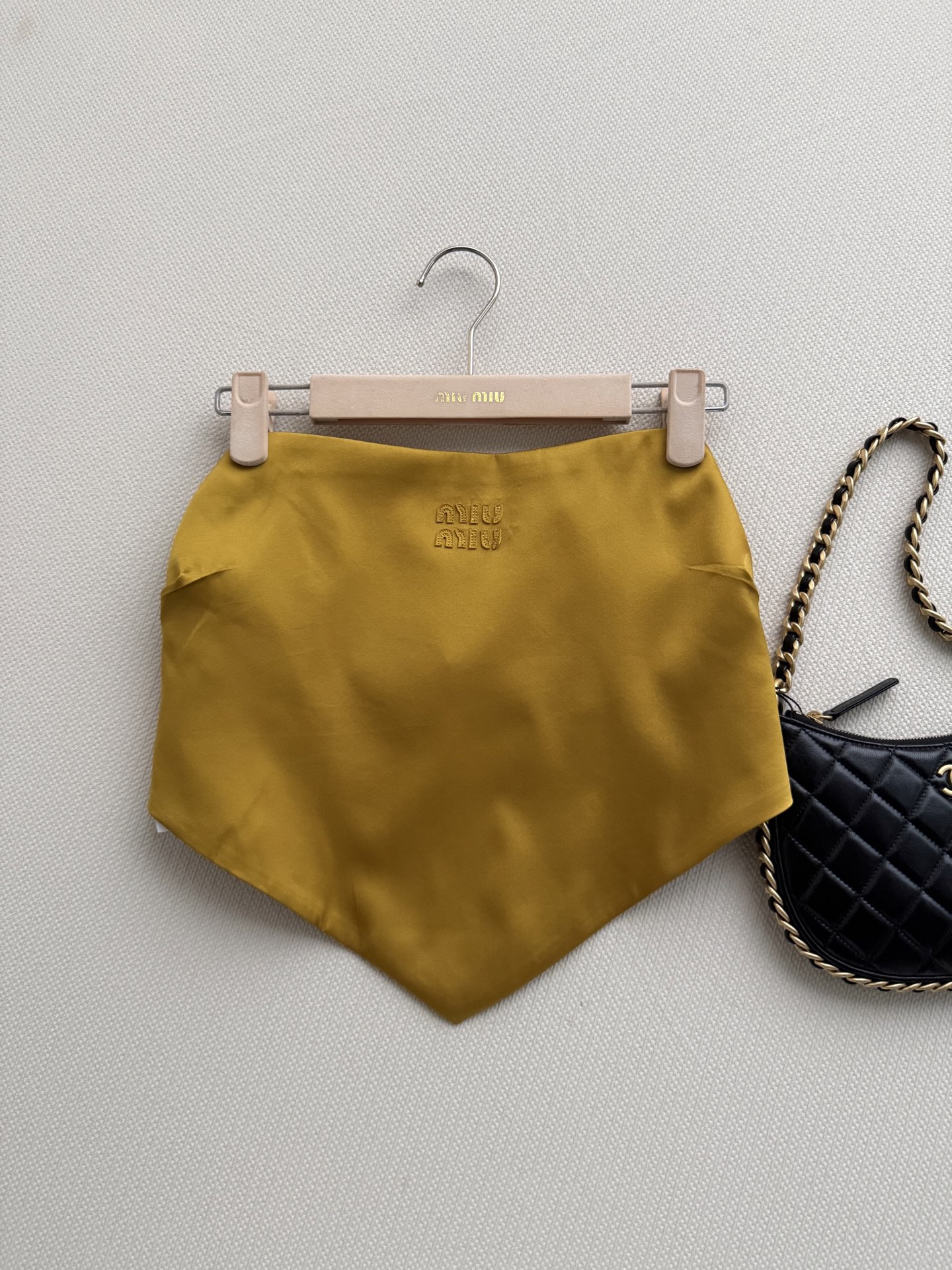 𝐌𝐢𝐮𝐌𝐢*🆕26new🪄姜黄色抹胸💛💛💛视觉上极具冲击力且超级显白。品牌标志性的少女美学，将经典的百褶元素与丝滑垂坠的