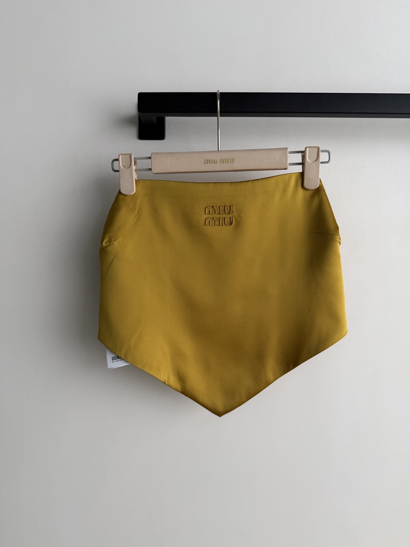 𝐌𝐢𝐮𝐌𝐢*🆕26new🪄姜黄色抹胸💛💛💛视觉上极具冲击力且超级显白。品牌标志性的少女美学，将经典的百褶元素与丝滑垂坠的