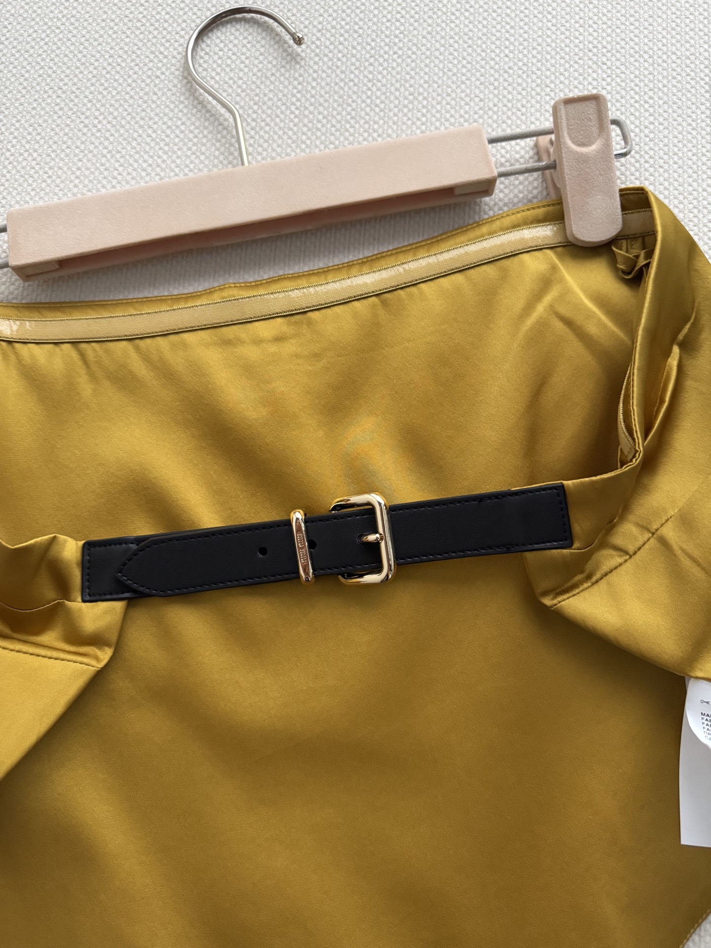 𝐌𝐢𝐮𝐌𝐢*🆕26new🪄姜黄色抹胸💛💛💛视觉上极具冲击力且超级显白。品牌标志性的少女美学，将经典的百褶元素与丝滑垂坠的