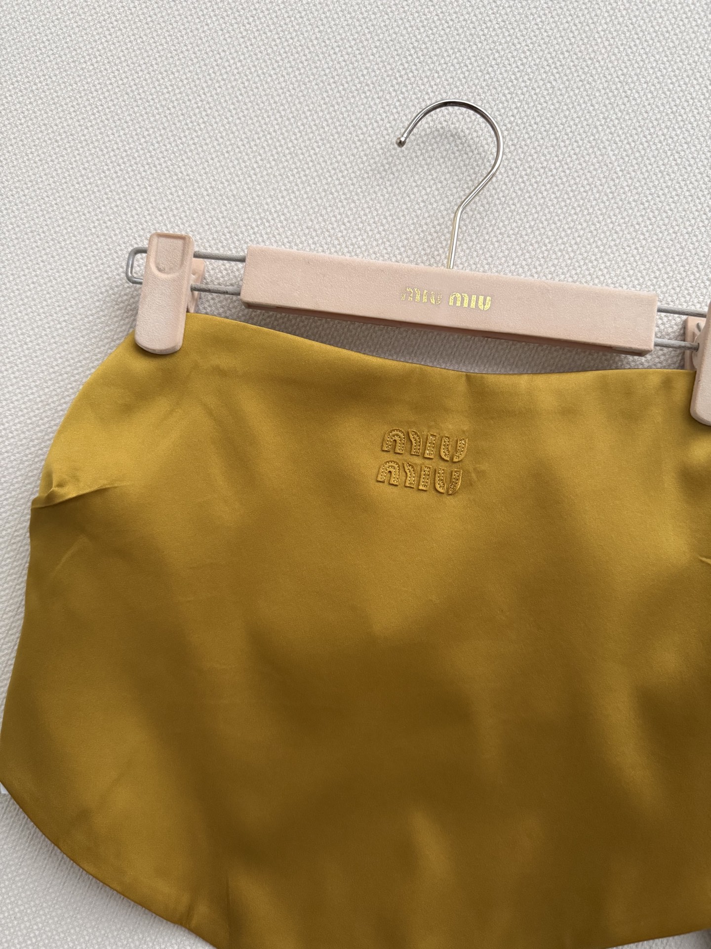 𝐌𝐢𝐮𝐌𝐢*🆕26new🪄姜黄色抹胸💛💛💛视觉上极具冲击力且超级显白。品牌标志性的少女美学，将经典的百褶元素与丝滑垂坠的