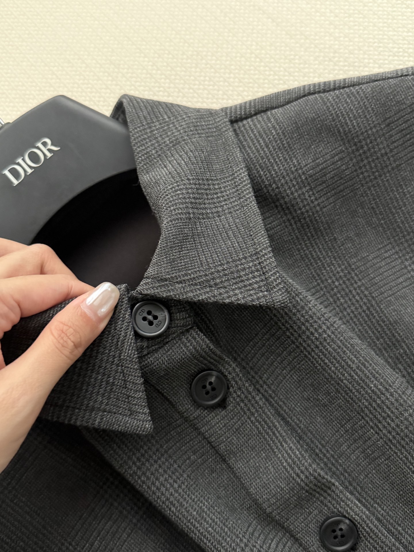 Dio*🆕这款中长款连衣裙重新诠释 D🏠优雅的经典标识。采用灰色面料精心制作，展示威尔士亲王格纹图案，喇叭形廓形，搭配背