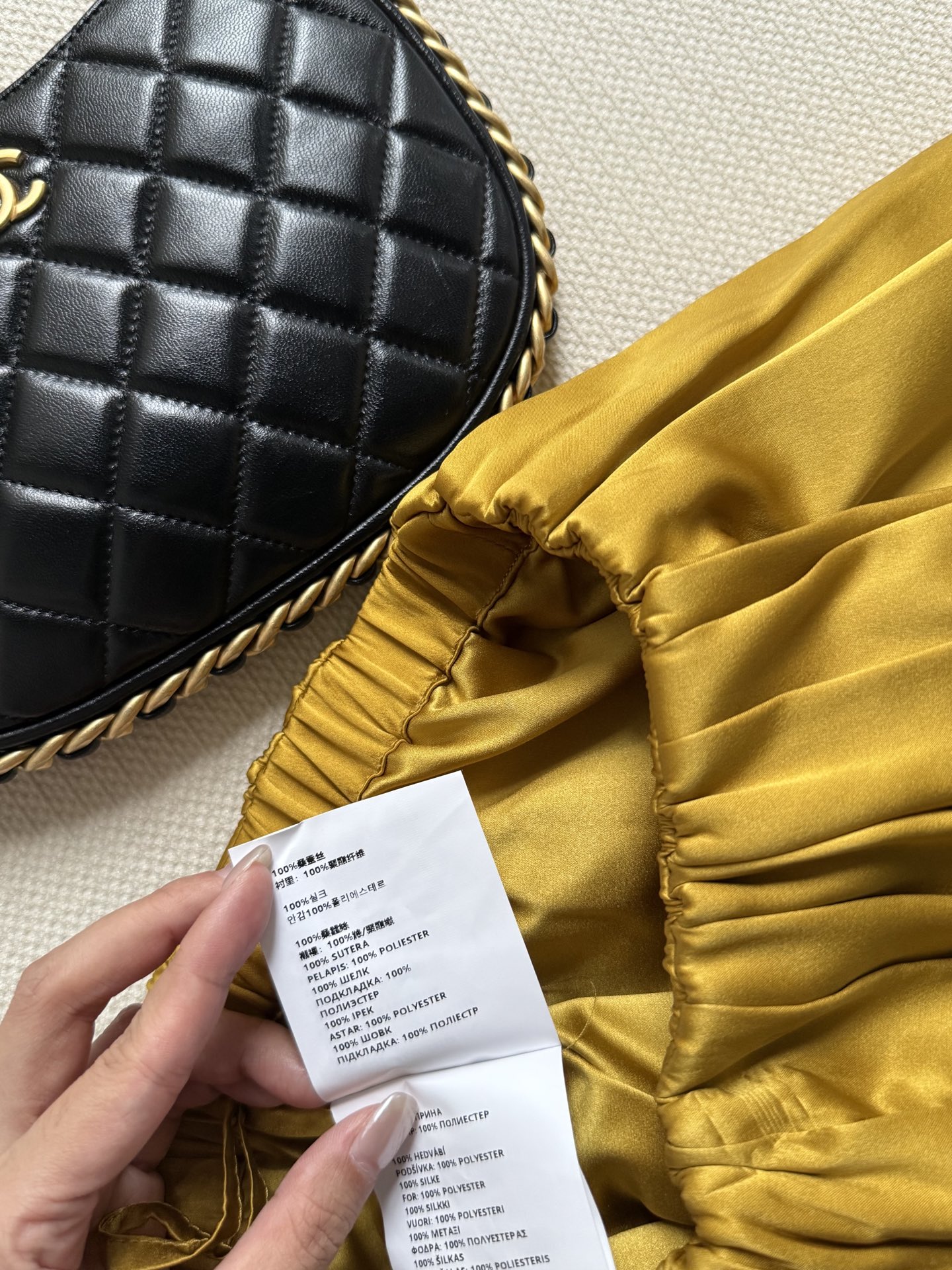 𝐌𝐢𝐮𝐌𝐢*26new🪄姜黄色百褶花苞短裙💛💛💛视觉上极具冲击力且超级显白。品牌标志性的少女美学，将经典的百褶元素与丝滑