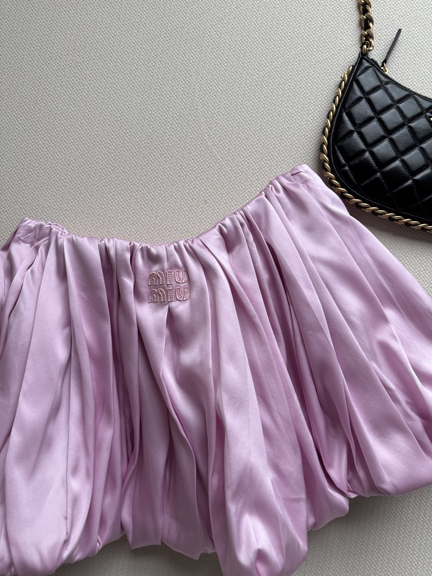 𝐌𝐢𝐮𝐌𝐢*26new🪄粉色百褶花苞短裙💗视觉上极具冲击力且超级显白。品牌标志性的少女美学，将经典的百褶元素与丝滑垂坠的