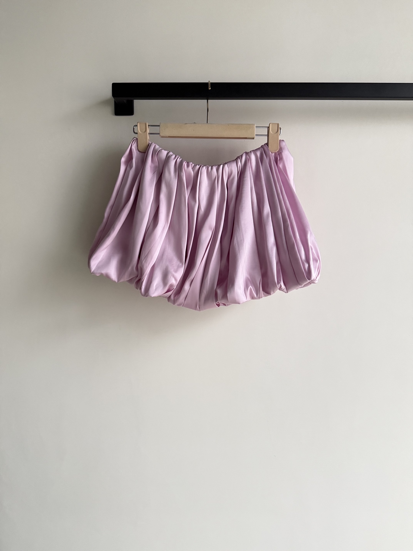 𝐌𝐢𝐮𝐌𝐢*26new🪄粉色百褶花苞短裙💗视觉上极具冲击力且超级显白。品牌标志性的少女美学，将经典的百褶元素与丝滑垂坠的