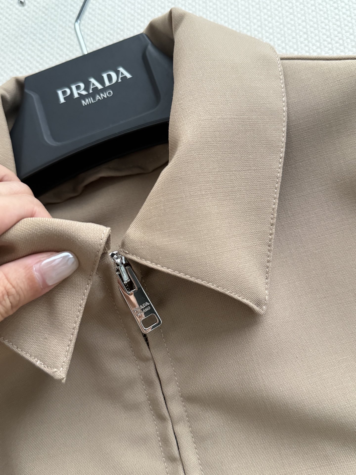 Prad*🆕卡其色拉链外套 可露丽风穿搭自带滤镜✨今年超火可露丽风搭配💯外挺内软的焦糖调，配条纹内搭，低调又有层次🤎坐在