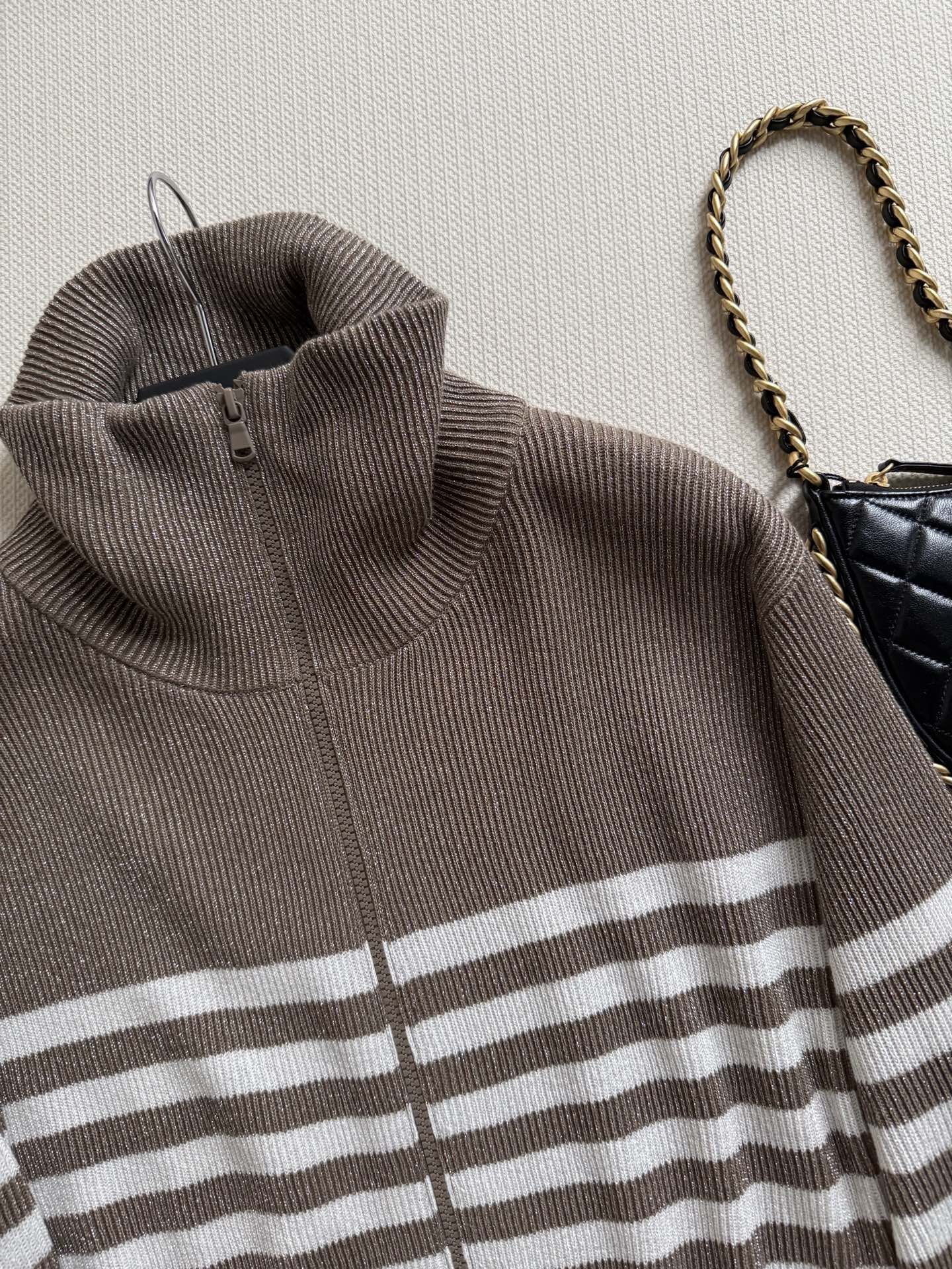 Brunello Cucinelli 26秋冬系列条纹针织开衫，采用羊绒、羊毛和金银丝混纺，柔软亲肤又保暖。棕白条纹拼接