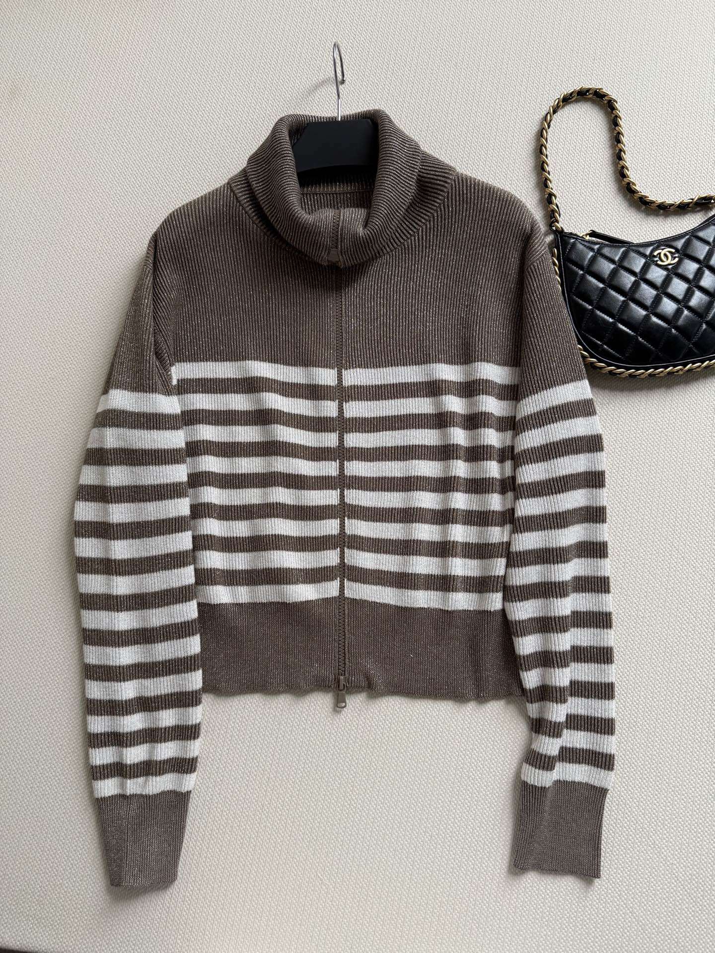 Brunello Cucinelli 26秋冬系列条纹针织开衫，采用羊绒、羊毛和金银丝混纺，柔软亲肤又保暖。棕白条纹拼接
