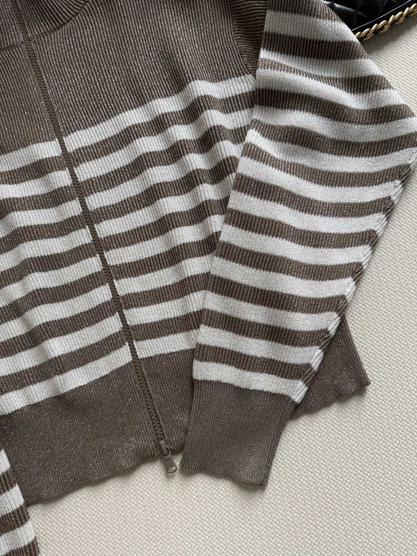 Brunello Cucinelli 26秋冬系列条纹针织开衫，采用羊绒、羊毛和金银丝混纺，柔软亲肤又保暖。棕白条纹拼接