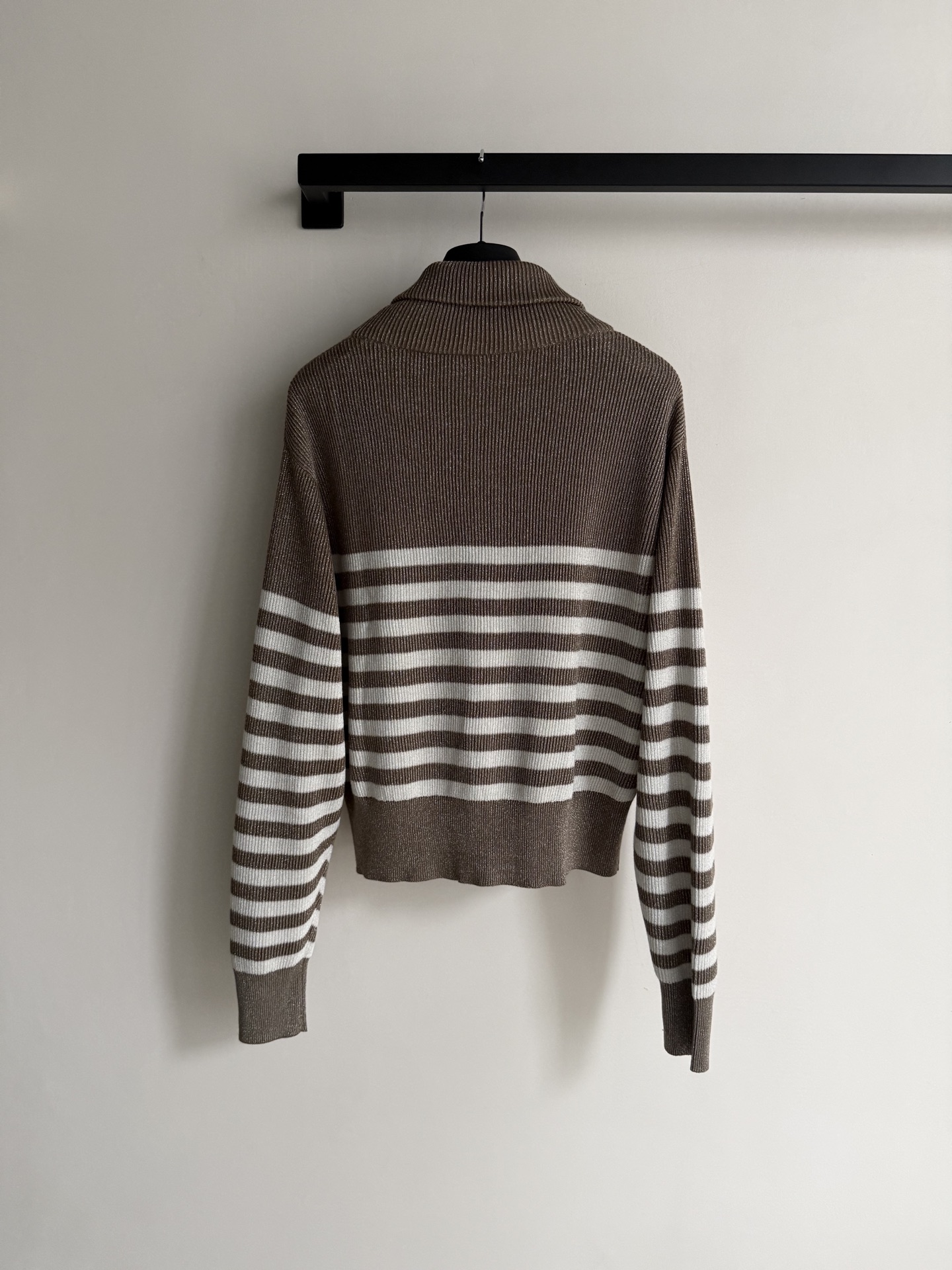 Brunello Cucinelli 26秋冬系列条纹针织开衫，采用羊绒、羊毛和金银丝混纺，柔软亲肤又保暖。棕白条纹拼接