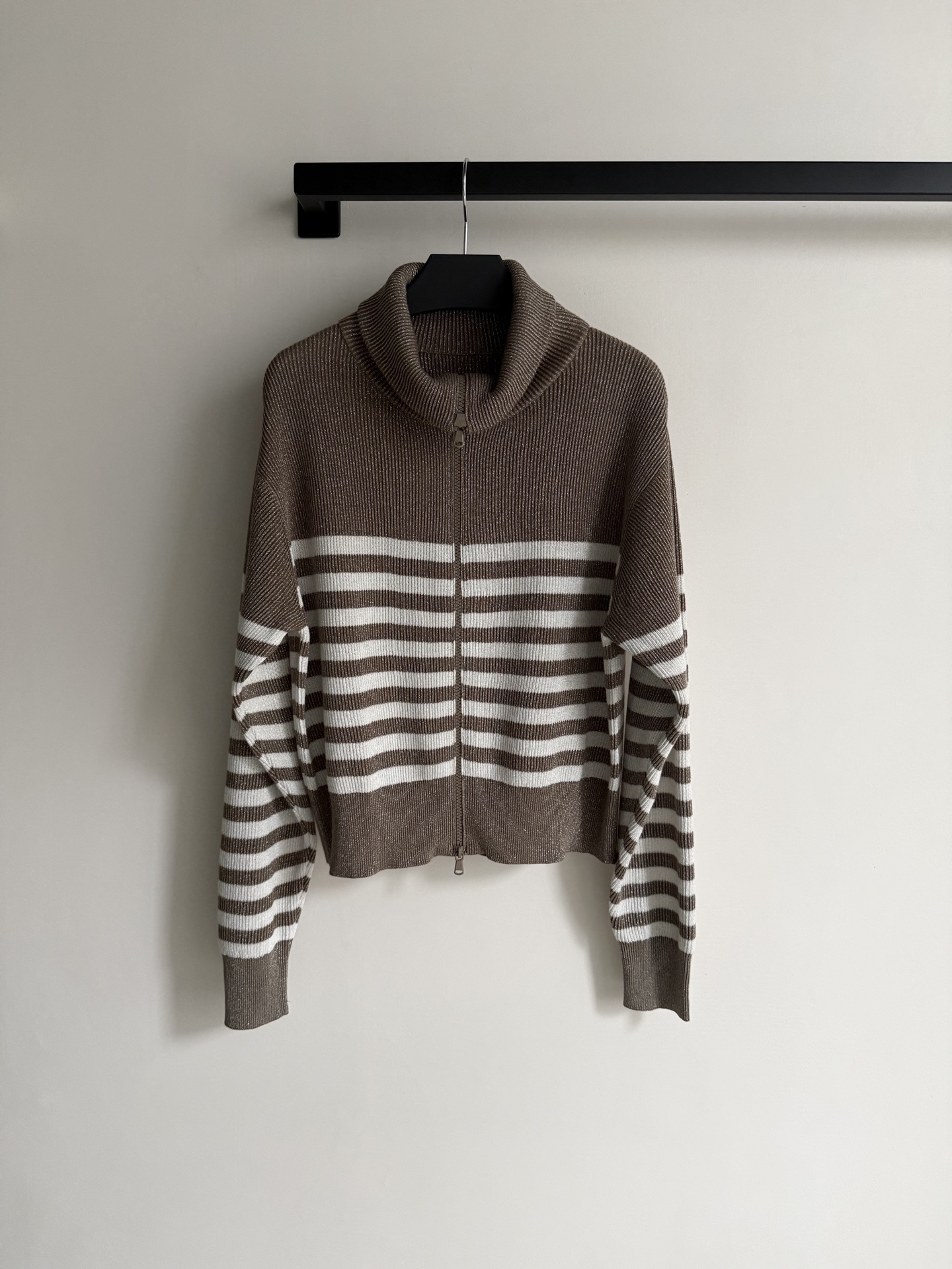 Brunello Cucinelli 26秋冬系列条纹针织开衫，采用羊绒、羊毛和金银丝混纺，柔软亲肤又保暖。棕白条纹拼接