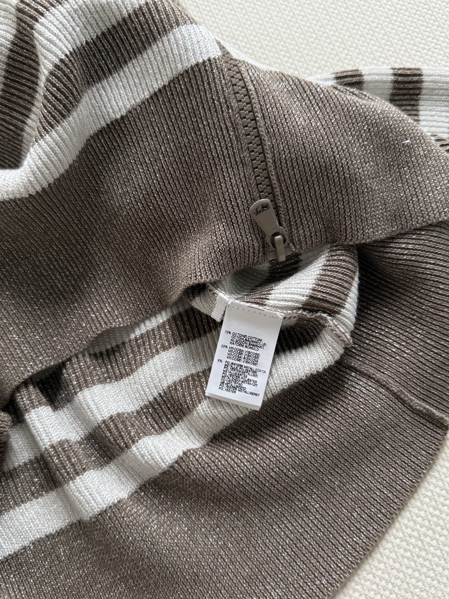 Brunello Cucinelli 26秋冬系列条纹针织开衫，采用羊绒、羊毛和金银丝混纺，柔软亲肤又保暖。棕白条纹拼接