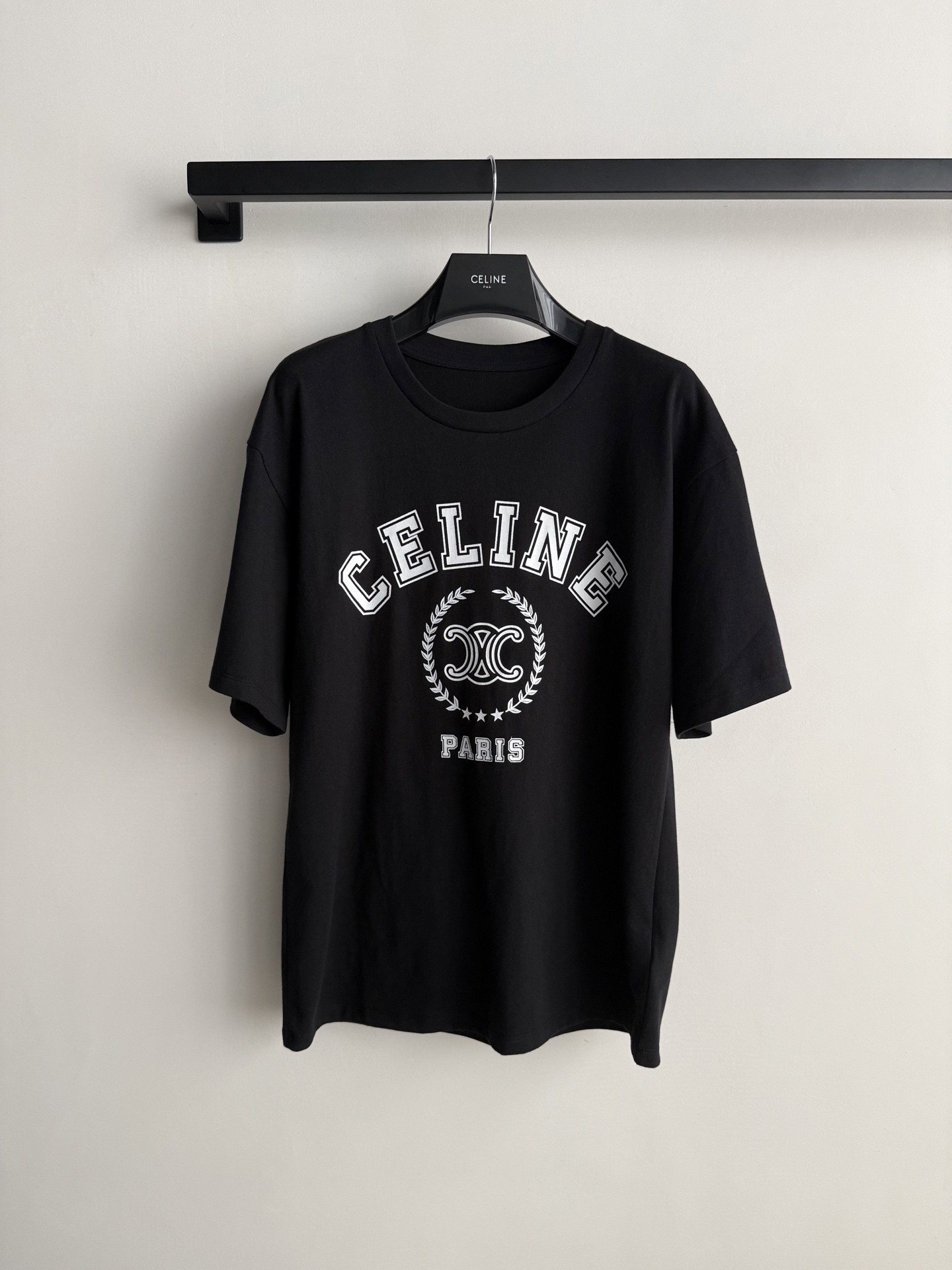 Celin*🆕短袖T恤以经典凯旋门徽标与“CELINE*PARIS”字母印花为视觉核心，采用宽松廓形剪裁，搭配牛仔短裤与