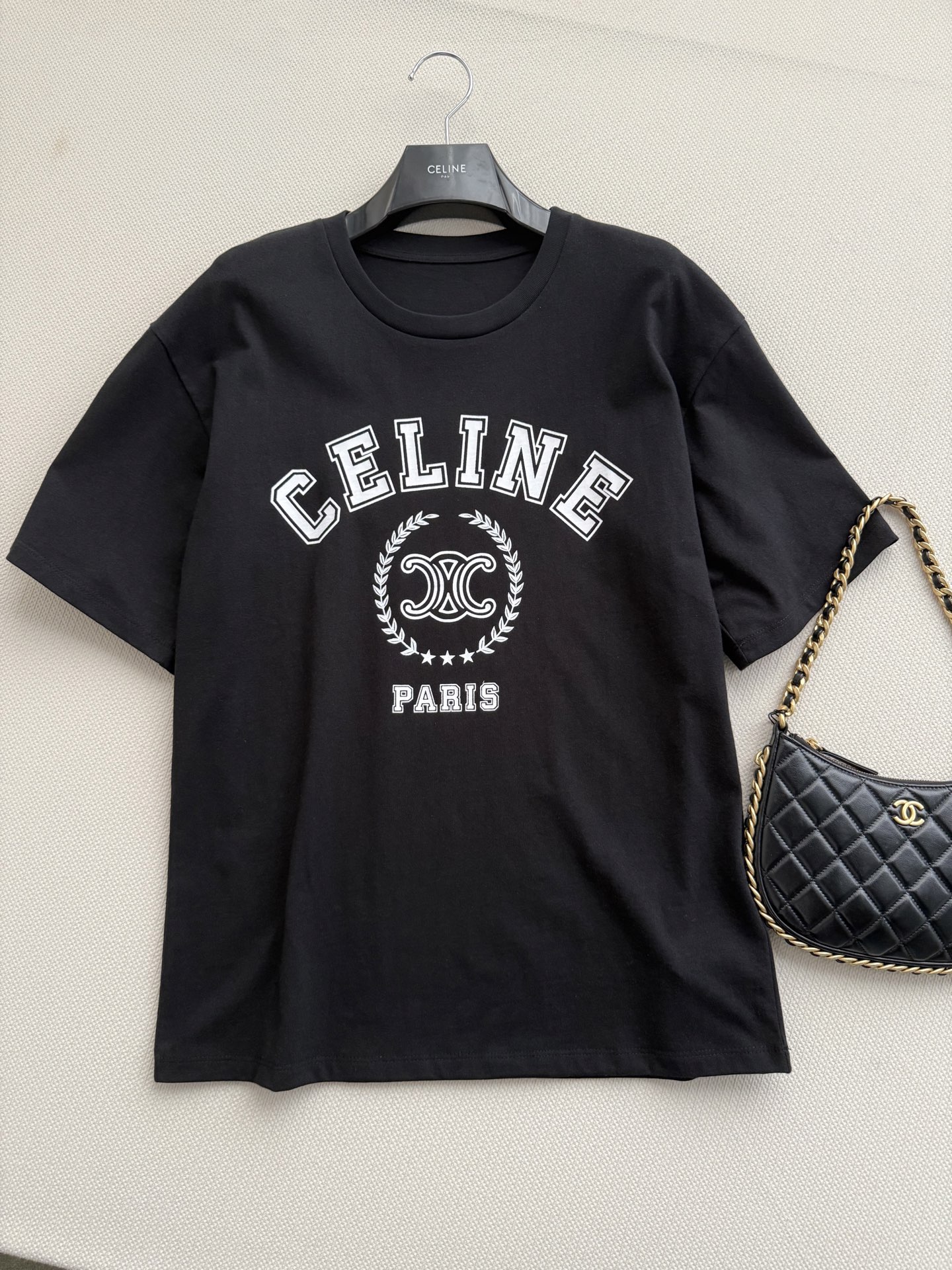 Celin*🆕短袖T恤以经典凯旋门徽标与“CELINE*PARIS”字母印花为视觉核心，采用宽松廓形剪裁，搭配牛仔短裤与