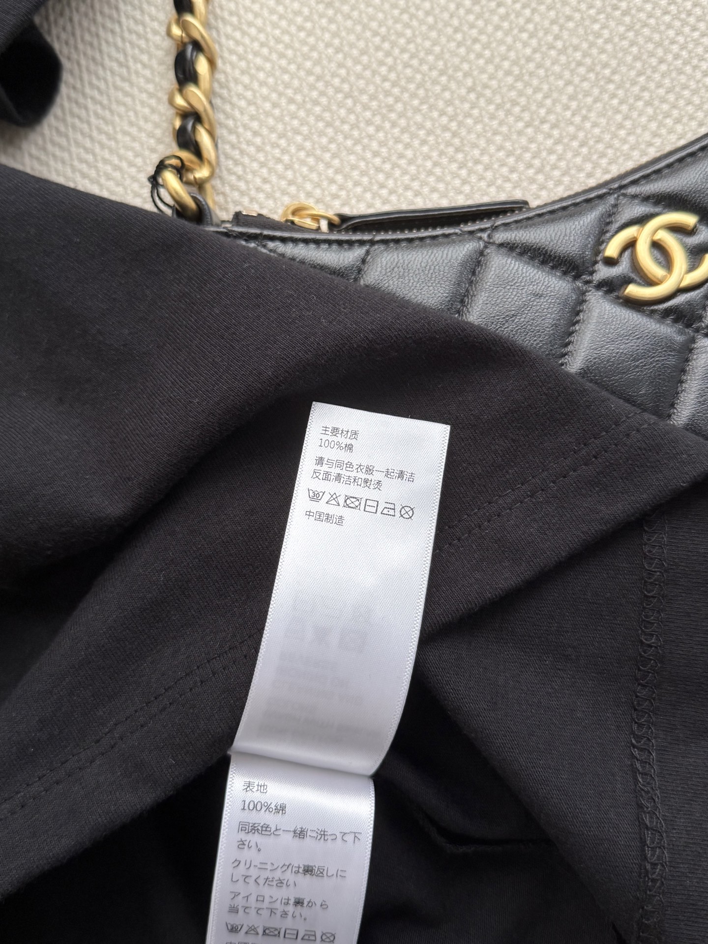 Celin*🆕短袖T恤以经典凯旋门徽标与“CELINE*PARIS”字母印花为视觉核心，采用宽松廓形剪裁，搭配牛仔短裤与
