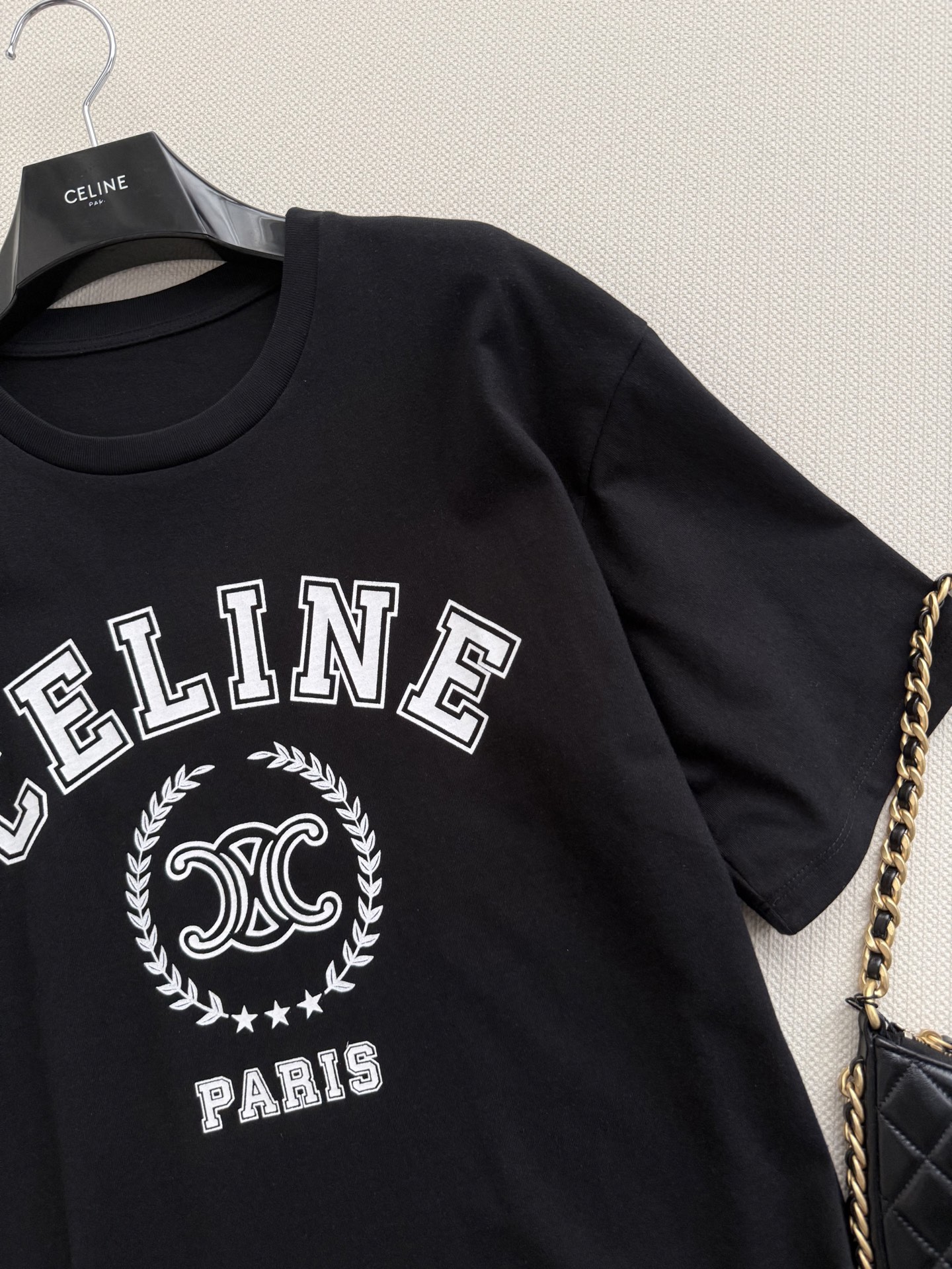 Celin*🆕短袖T恤以经典凯旋门徽标与“CELINE*PARIS”字母印花为视觉核心，采用宽松廓形剪裁，搭配牛仔短裤与