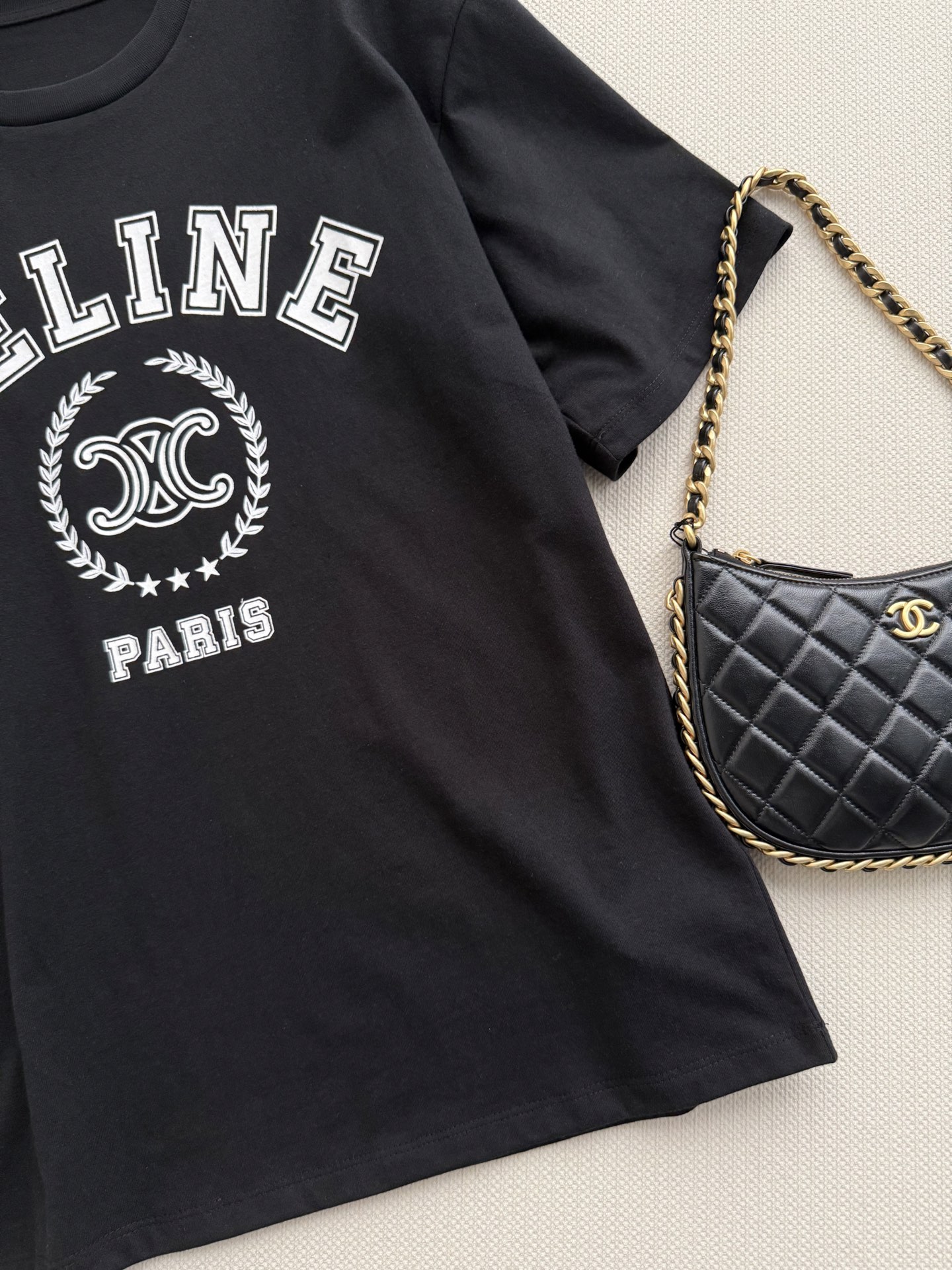 Celin*🆕短袖T恤以经典凯旋门徽标与“CELINE*PARIS”字母印花为视觉核心，采用宽松廓形剪裁，搭配牛仔短裤与