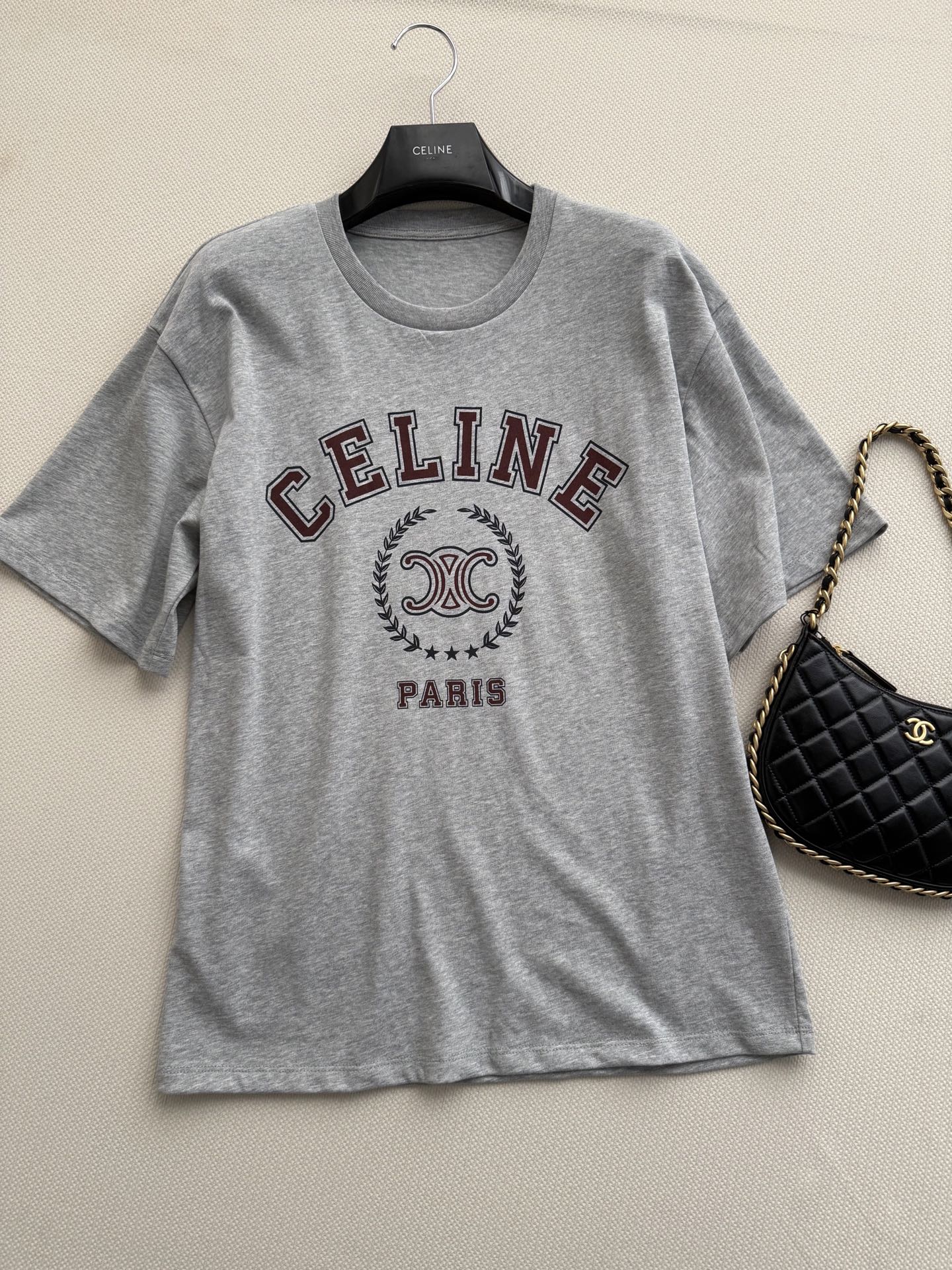 Celin*🆕短袖T恤以经典凯旋门徽标与“CELINE*PARIS”字母印花为视觉核心，采用宽松廓形剪裁，搭配牛仔短裤与
