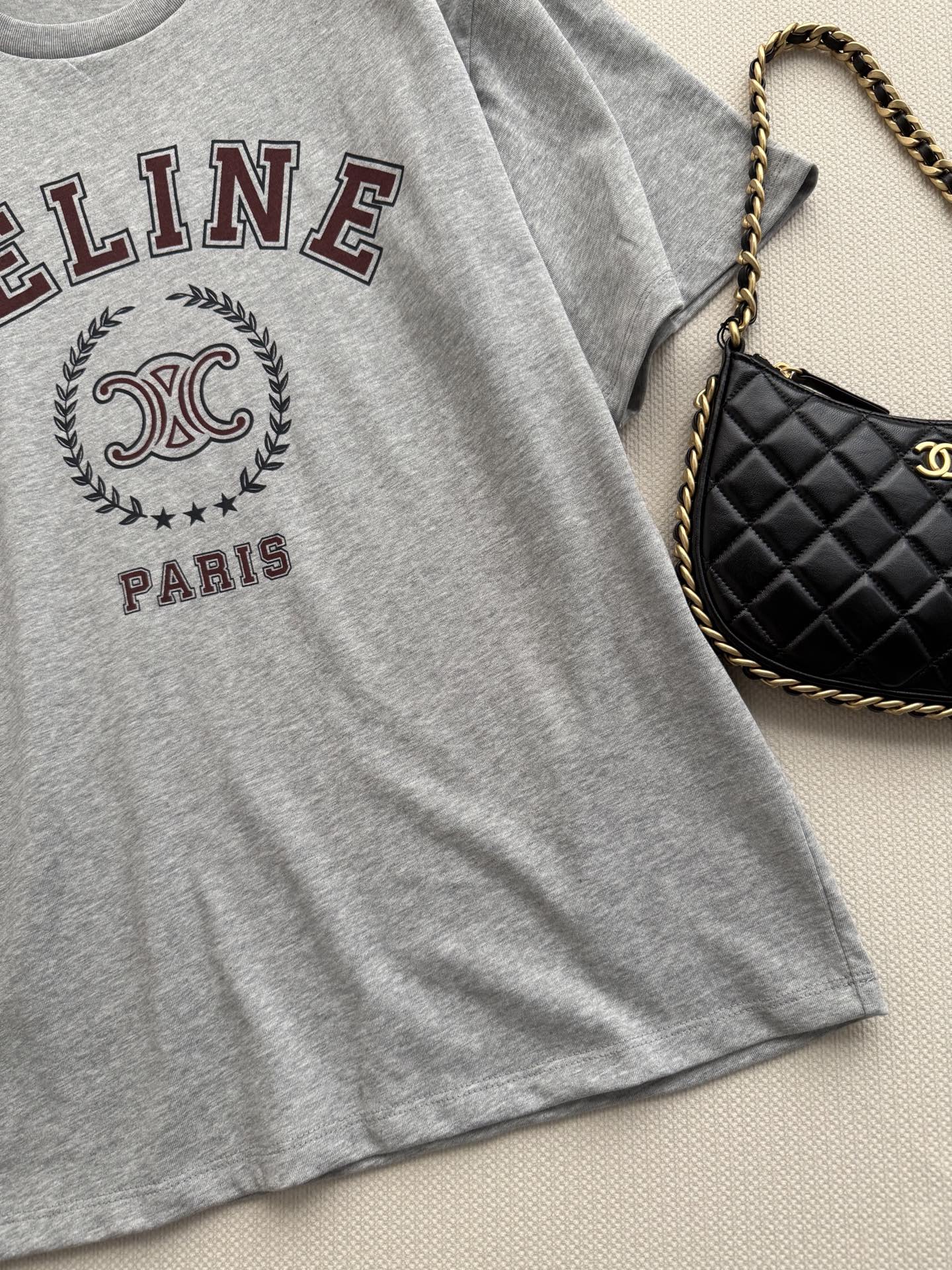 Celin*🆕短袖T恤以经典凯旋门徽标与“CELINE*PARIS”字母印花为视觉核心，采用宽松廓形剪裁，搭配牛仔短裤与