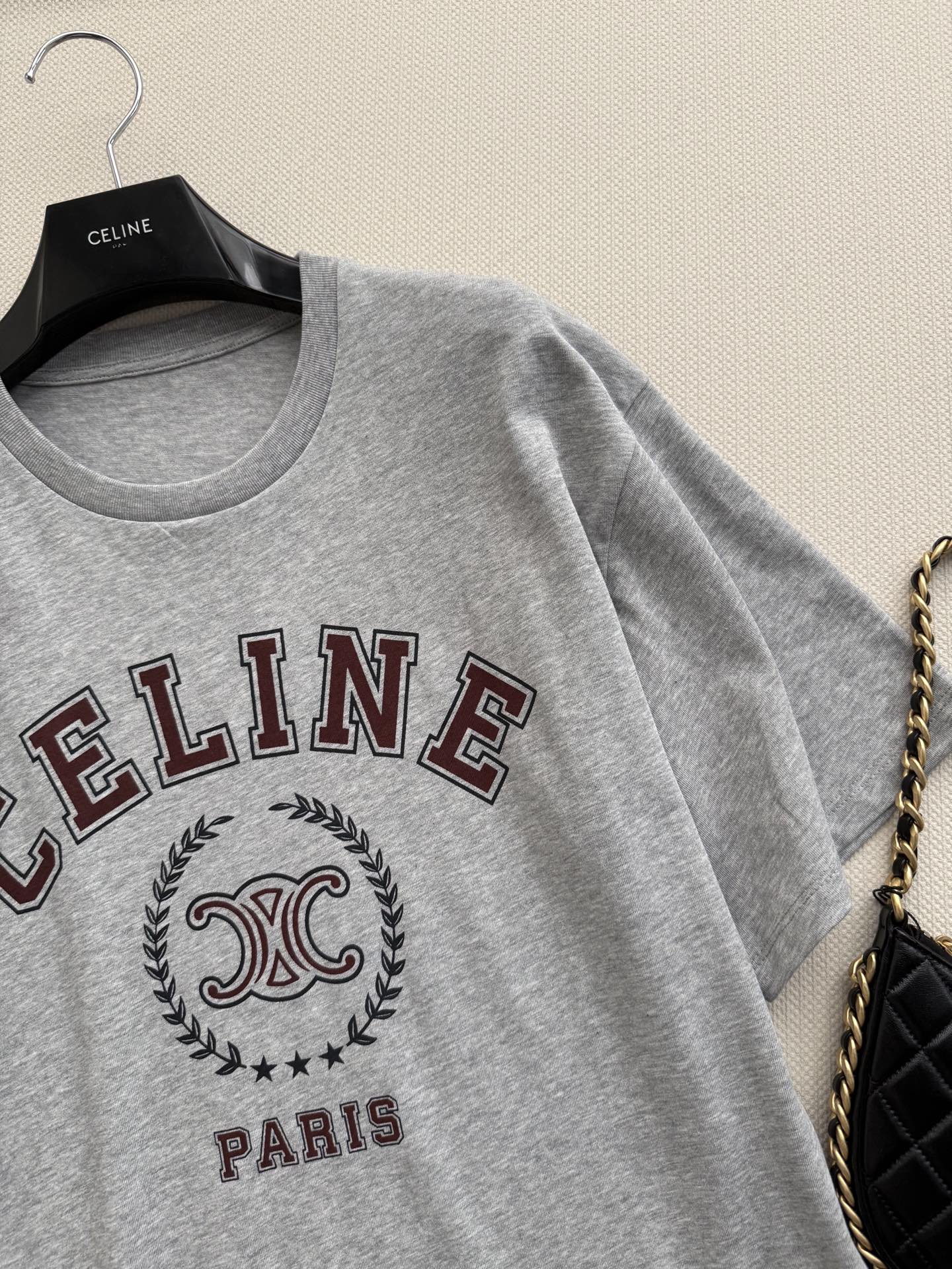 Celin*🆕短袖T恤以经典凯旋门徽标与“CELINE*PARIS”字母印花为视觉核心，采用宽松廓形剪裁，搭配牛仔短裤与