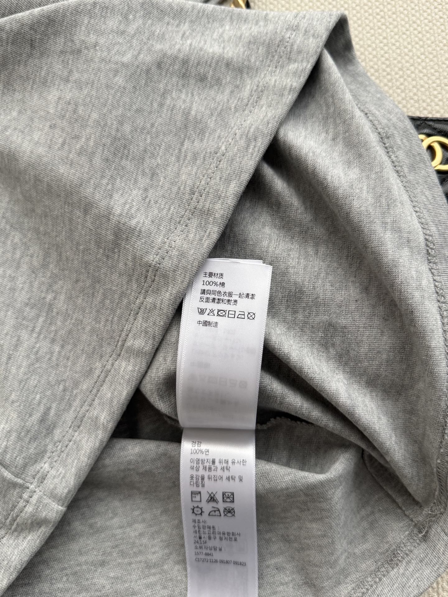 Celin*🆕短袖T恤以经典凯旋门徽标与“CELINE*PARIS”字母印花为视觉核心，采用宽松廓形剪裁，搭配牛仔短裤与