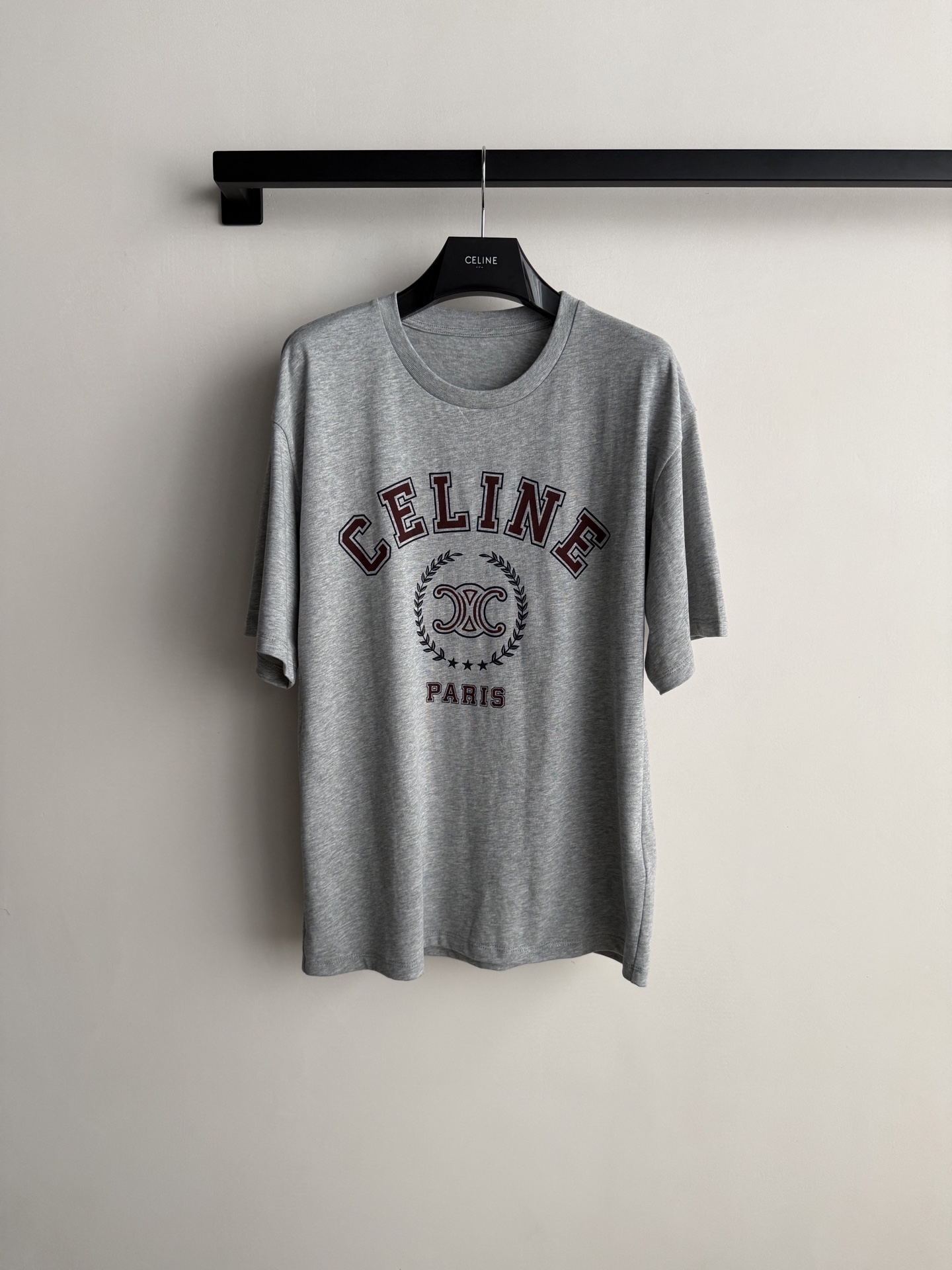 Celin*🆕短袖T恤以经典凯旋门徽标与“CELINE*PARIS”字母印花为视觉核心，采用宽松廓形剪裁，搭配牛仔短裤与