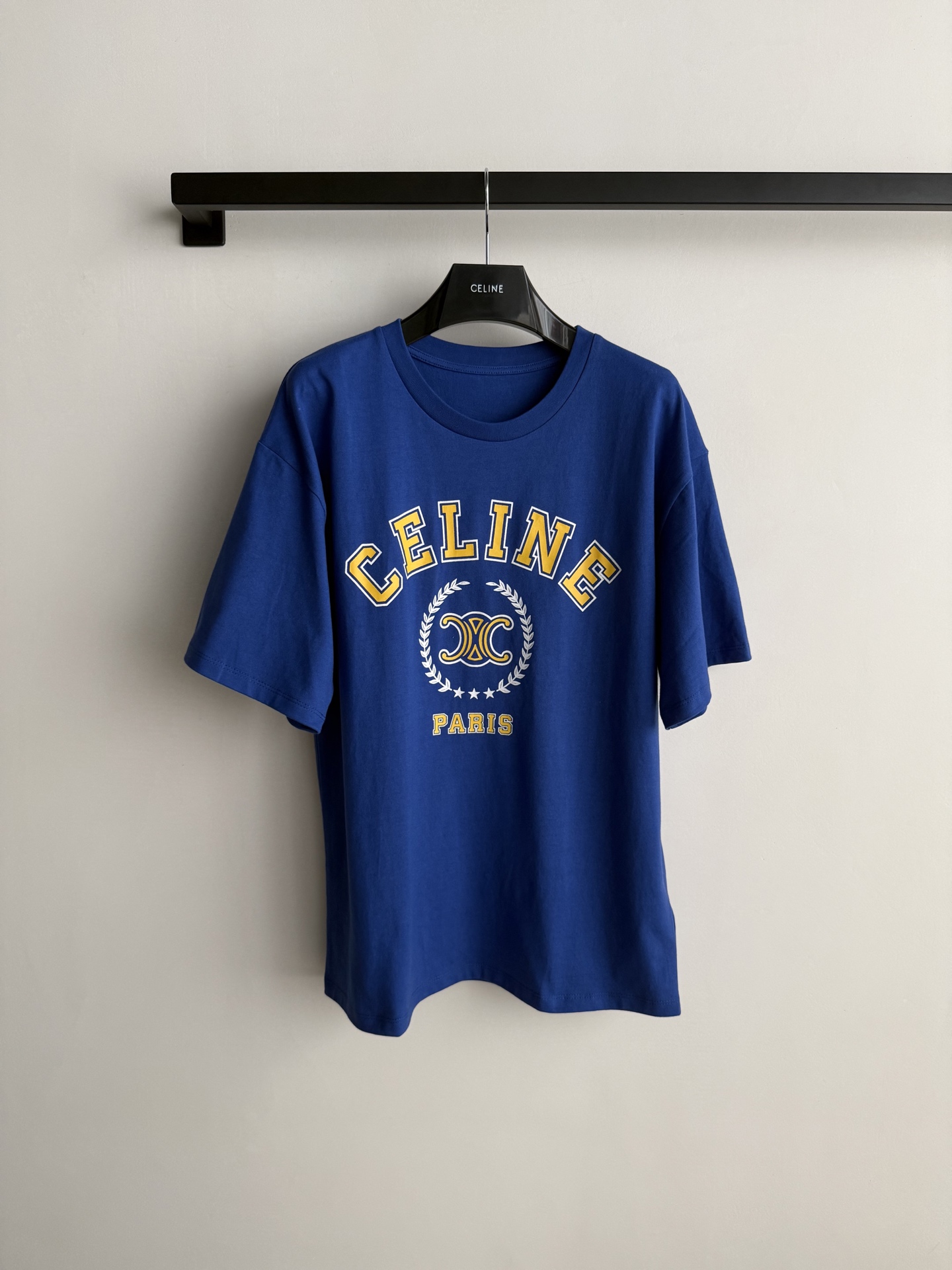 Celin*🆕短袖T恤以经典凯旋门徽标与“CELINE*PARIS”字母印花为视觉核心，采用宽松廓形剪裁，搭配牛仔短裤与
