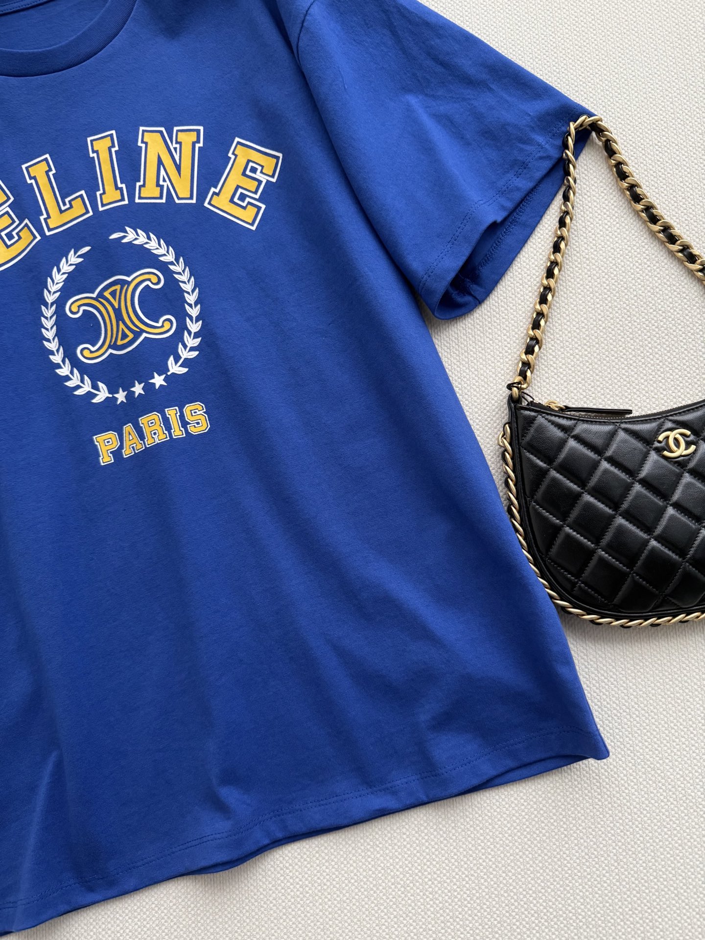 Celin*🆕短袖T恤以经典凯旋门徽标与“CELINE*PARIS”字母印花为视觉核心，采用宽松廓形剪裁，搭配牛仔短裤与