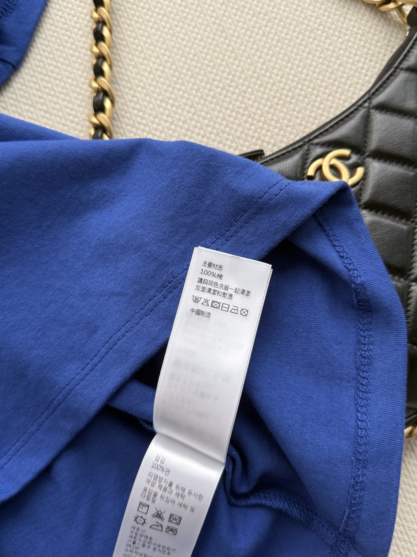 Celin*🆕短袖T恤以经典凯旋门徽标与“CELINE*PARIS”字母印花为视觉核心，采用宽松廓形剪裁，搭配牛仔短裤与