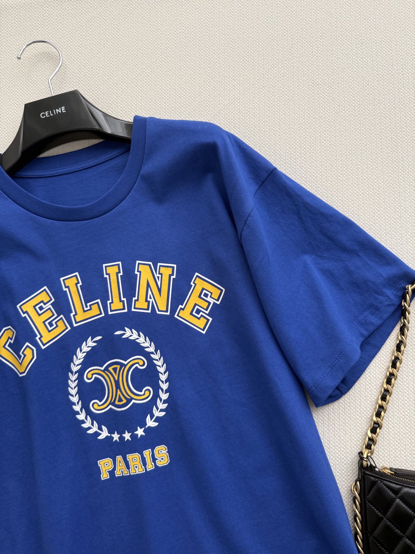 Celin*🆕短袖T恤以经典凯旋门徽标与“CELINE*PARIS”字母印花为视觉核心，采用宽松廓形剪裁，搭配牛仔短裤与