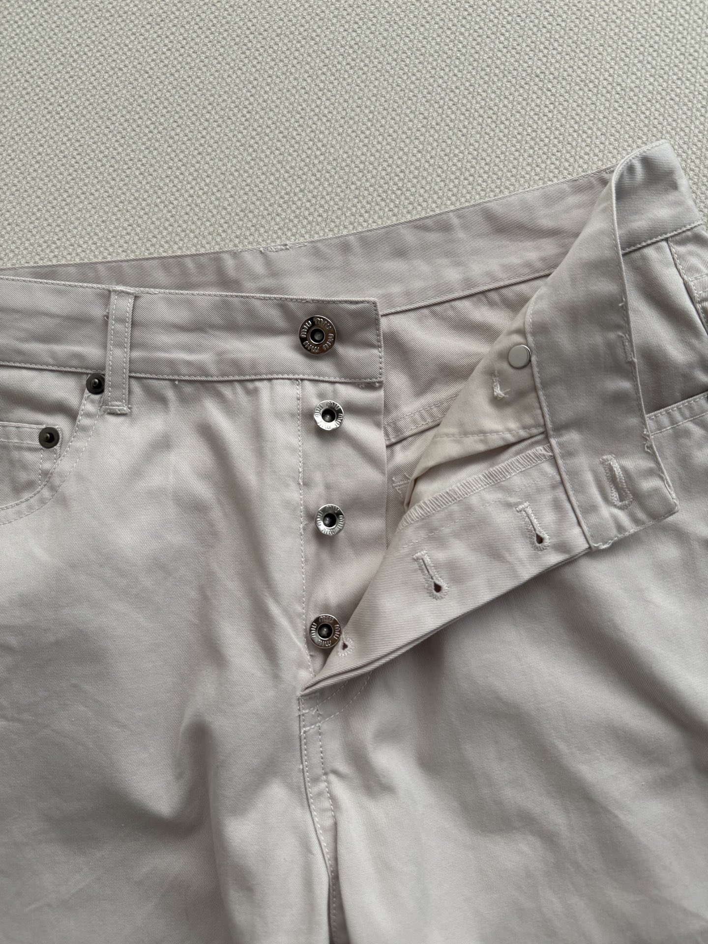 Miu Mi*直筒牛仔裤，后袋饰有品牌标志性刺绣Logo，整体采用简约纯色设计，版型宽松舒适，适合日常通勤或休闲穿搭。裤