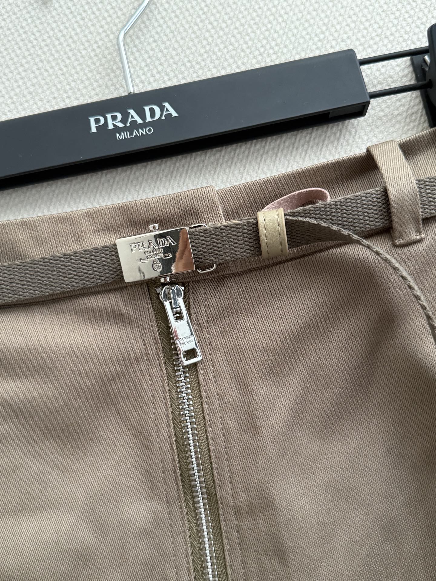 Prad*🆕卡其色A字半裙，低饱和卡其色调，棉质面料柔软舒适，春夏穿超合适！高腰A字版型+前中拉链，穿脱方便，腰带设计实