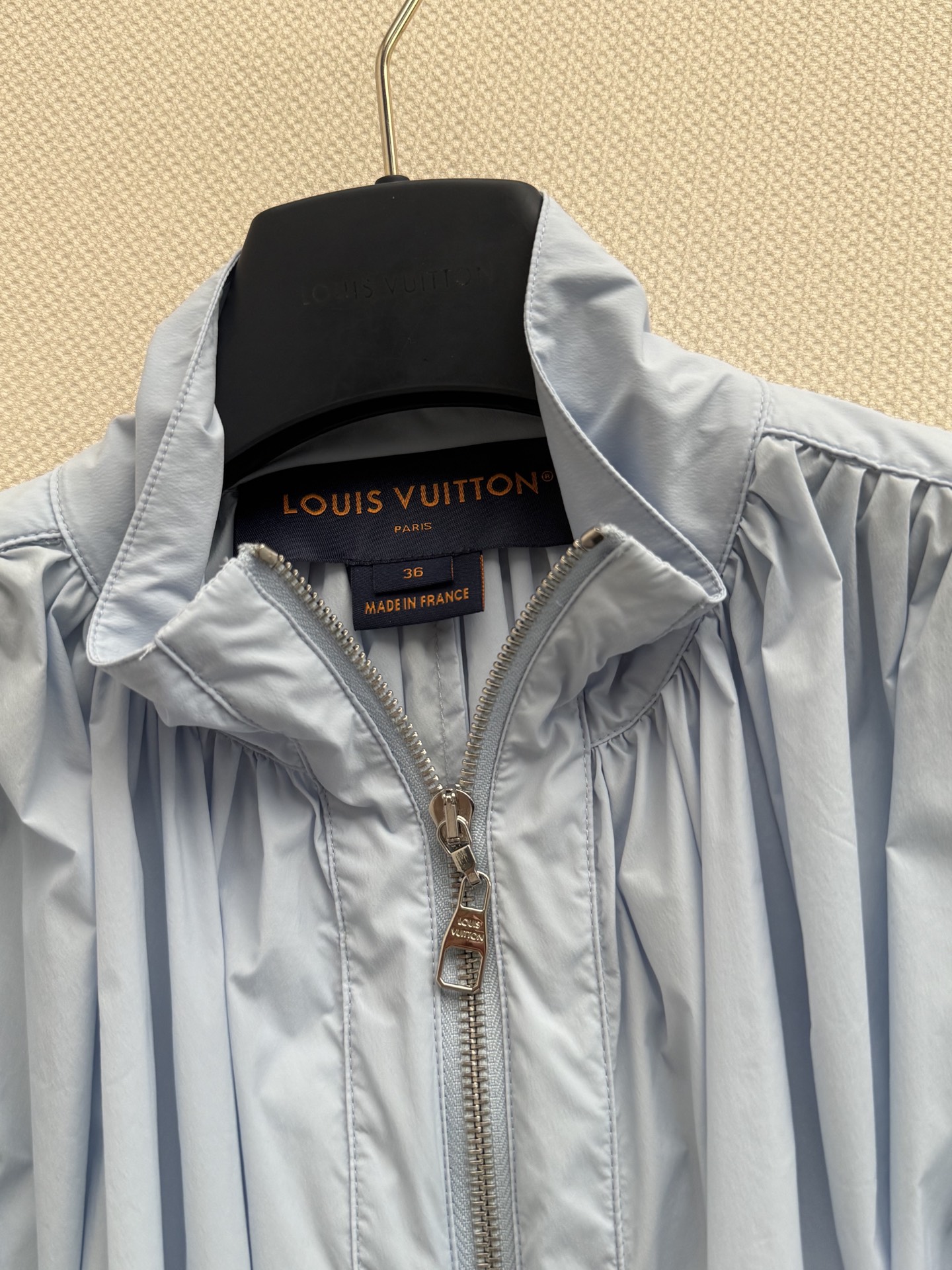 LouisVuitto*🆕这款蓝色褶皱夹克，轻薄棉纶➕真丝混纺材质，褶皱设计超有层次感，时髦又实用！拉链开合+宽松版型，