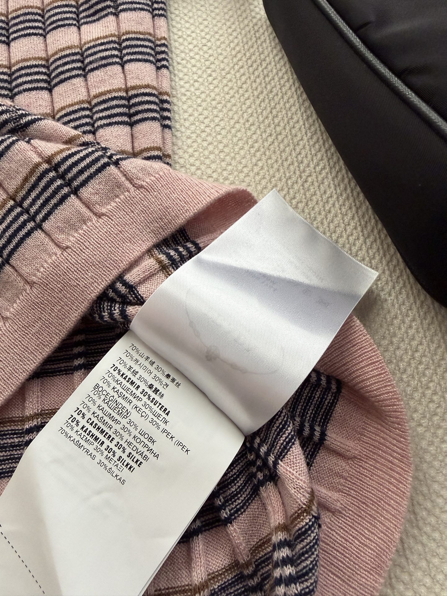 Prad*🆕🤎26早秋新款系列条纹针织衫，羊毛混纺，定制16针超薄舒适 柔软舒适，修身显瘦。灰、红、棕条纹，复古沉稳，圆