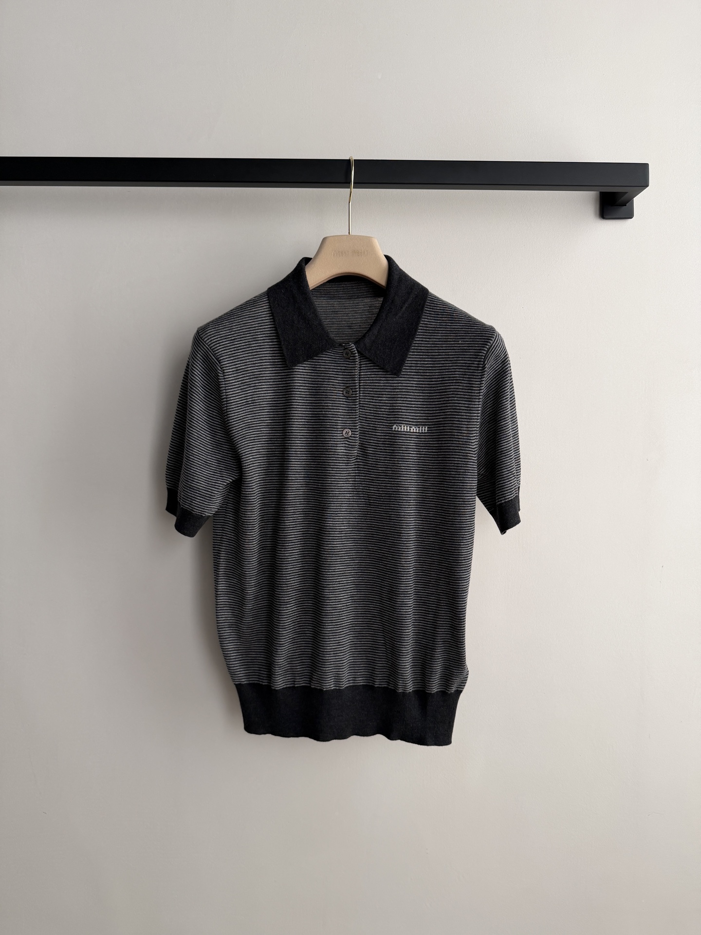 𝐌𝐢𝐮𝐌𝐢*🆕26new🪄灰色条纹Polo衫，细密灰色条纹+经典翻领，简约又有设计感✨翻领短袖版型上身将学院减龄感完美呈