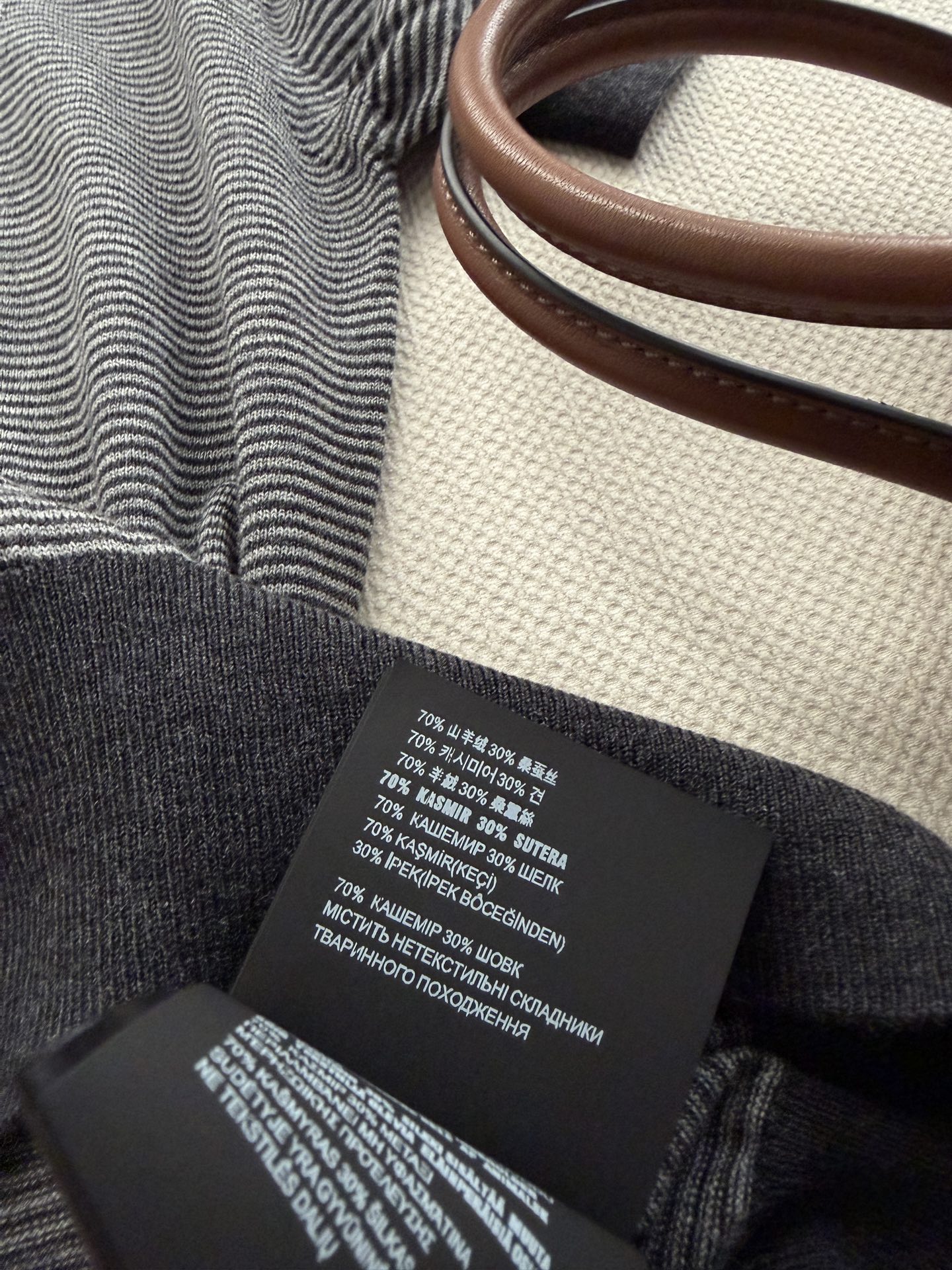 𝐌𝐢𝐮𝐌𝐢*🆕26new🪄灰色条纹Polo衫，细密灰色条纹+经典翻领，简约又有设计感✨翻领短袖版型上身将学院减龄感完美呈