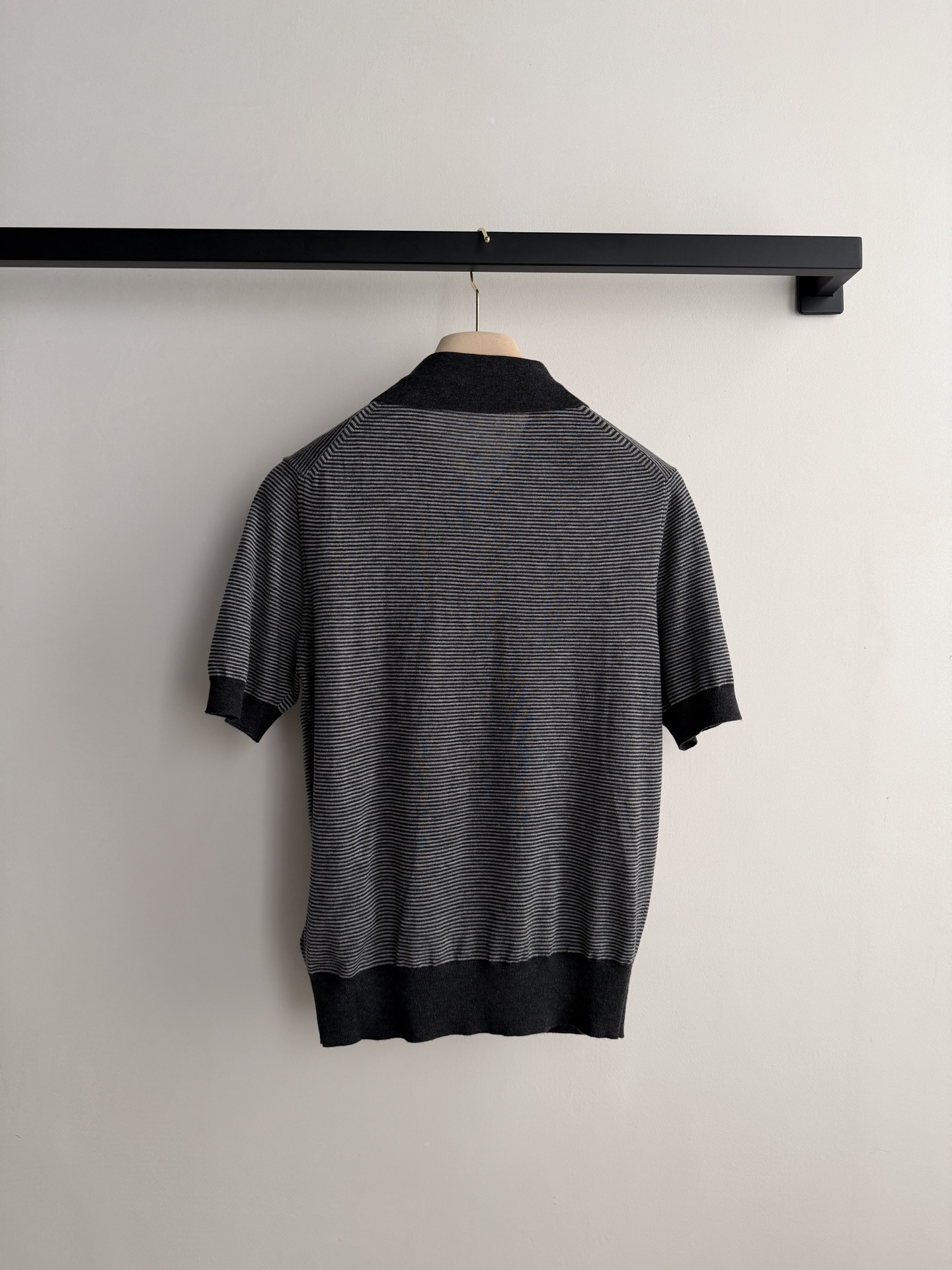 𝐌𝐢𝐮𝐌𝐢*🆕26new🪄灰色条纹Polo衫，细密灰色条纹+经典翻领，简约又有设计感✨翻领短袖版型上身将学院减龄感完美呈