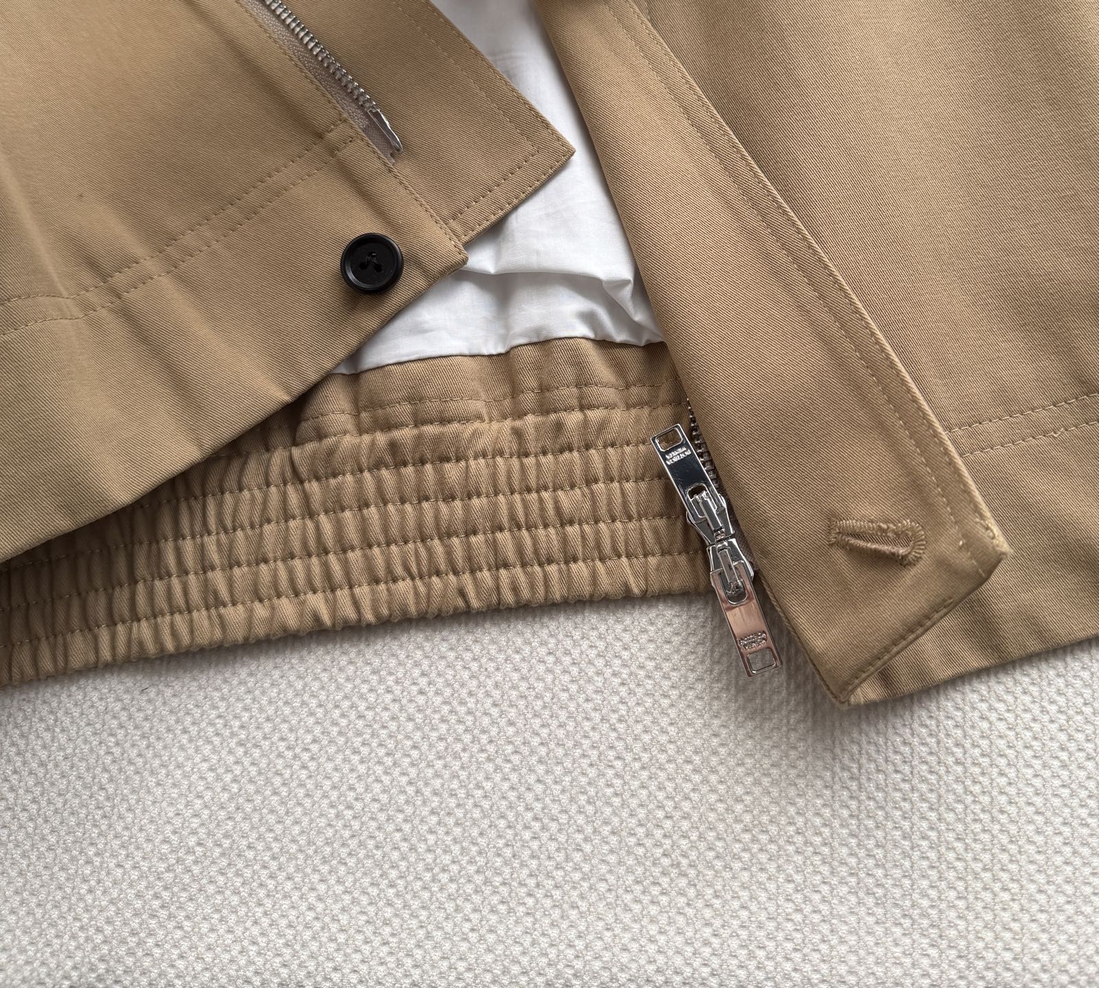 Bottega Venet*🆕夹克采用经典卡其色工装面料，搭配深色编织羊皮领，低调又有辨识度。短款落肩设计+单排暗扣，蝙