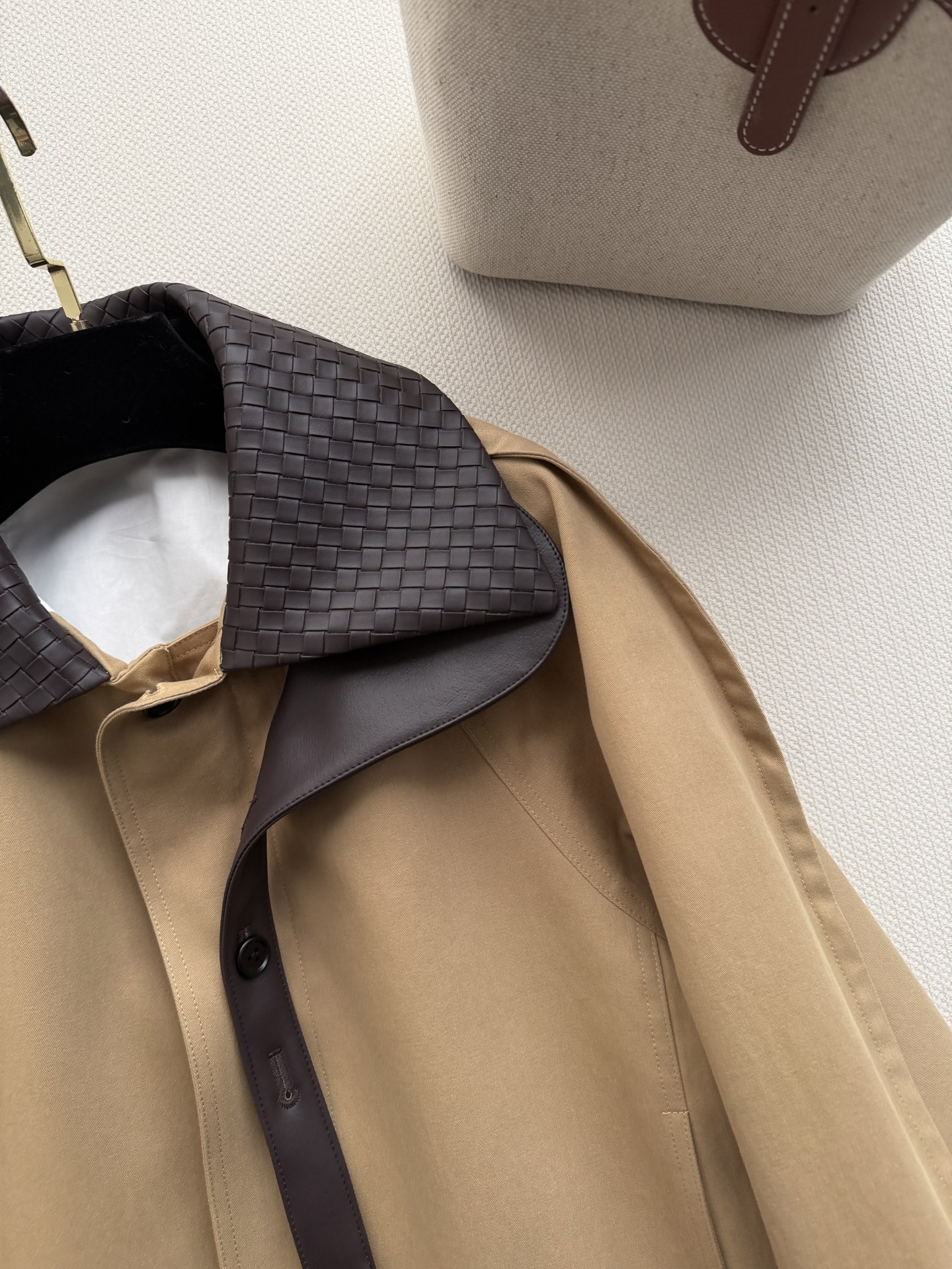 Bottega Venet*🆕夹克采用经典卡其色工装面料，搭配深色编织羊皮领，低调又有辨识度。短款落肩设计+单排暗扣，蝙